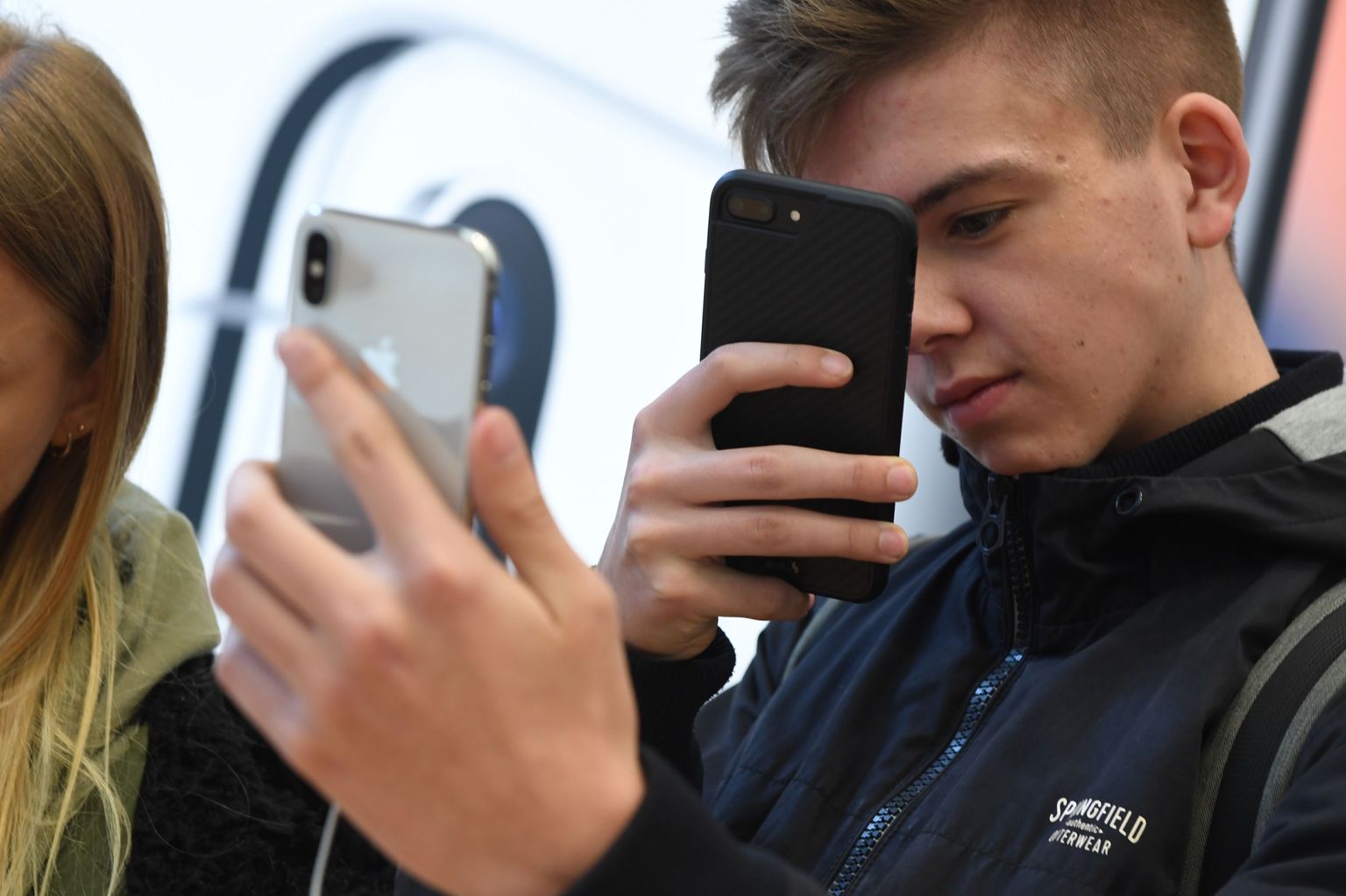 Noormees 3. novembril 2017. Londonis Regent Streeti Apple'i kaupluses oma vana telefoniga uut üles võtmas.