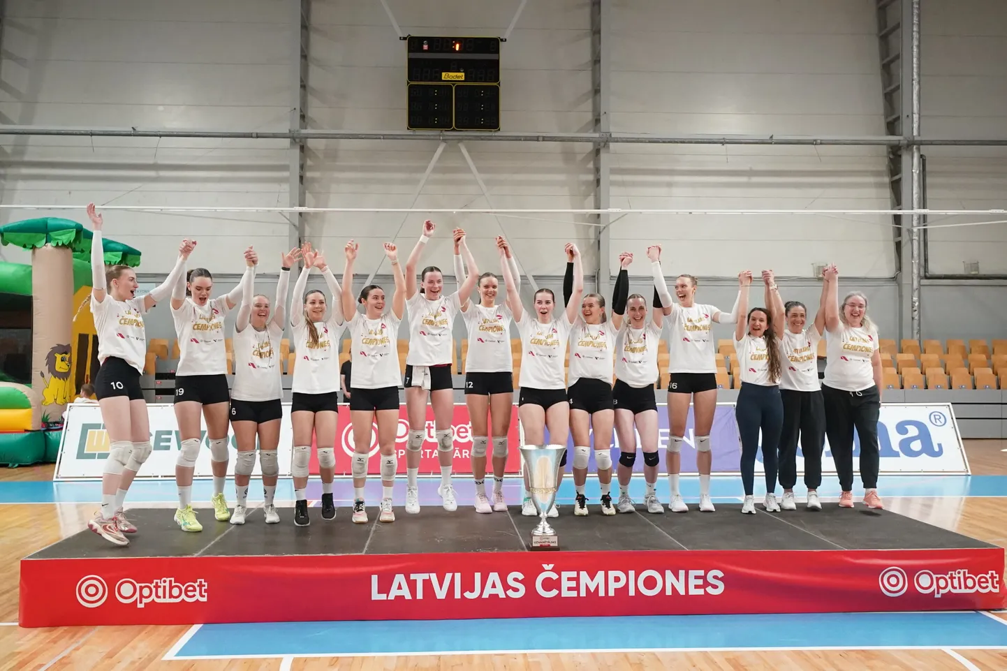 "RSU/MSĢ" volejbola komanda priecājas par uzvaru pēc Latvijas kausa fināla spēles volejbolā sievietēm, starp "RSU/MSĢ" un "Mārupes SC" komandām.