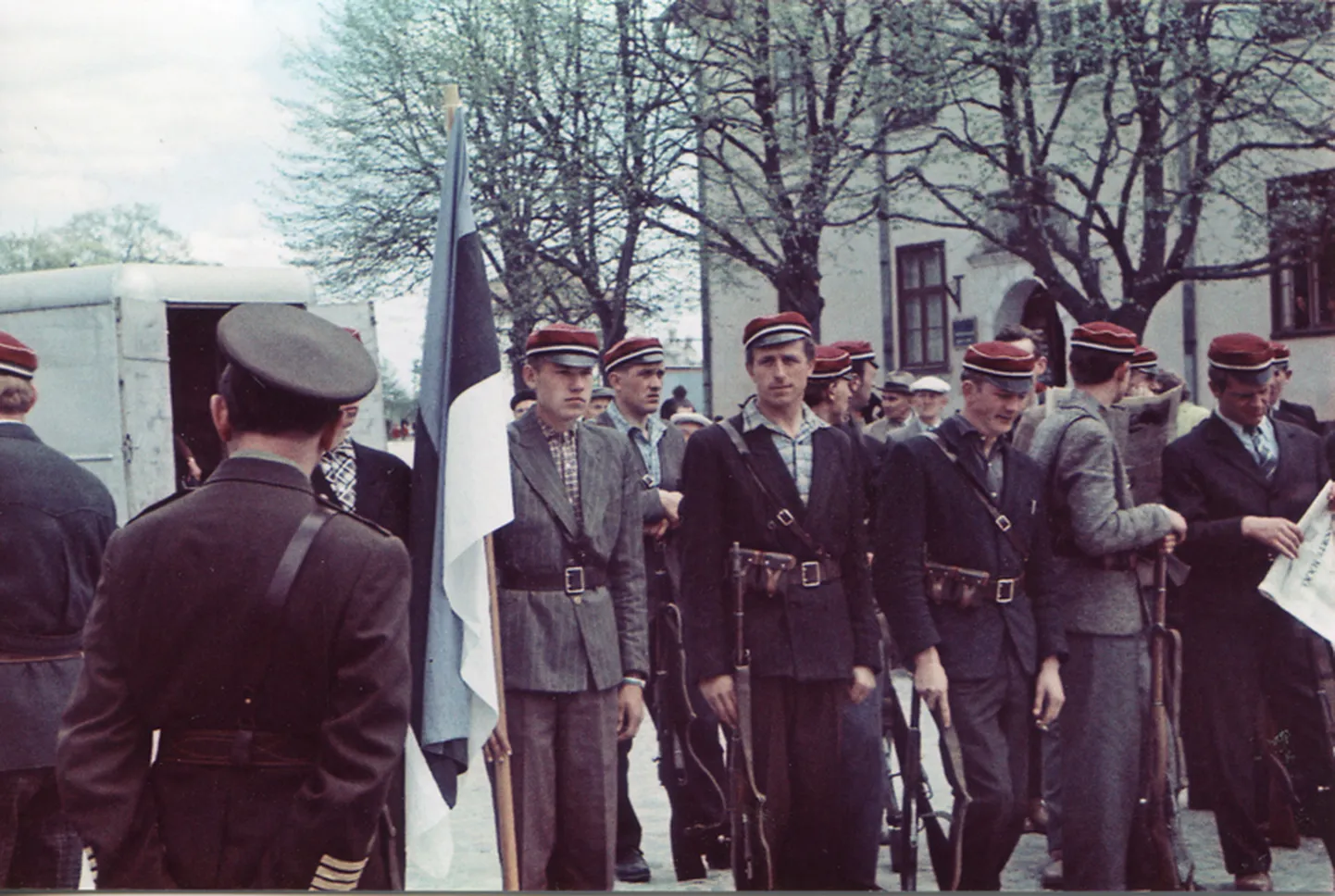OKUPATSIOONIAEGNE SAAREMAA: See ajalooline foto on tehtud 1960. aastate esimesel poolel, sügaval nõukaajal Saaremaa pealinnas raekoja ees, kui Tallinnfilm väntas linateost “Me olime 18-aastased”. Paljudele üllatuseks kaunistasid linna tookord sinimustvalged lipud ja Kuressaares (tookord Kingissepa) kõlas isegi laul “Jää vabaks, Eesti meri, jää vabaks, Eesti pind!” Foto: erakogu/ koopia Saaremaa muuseumis