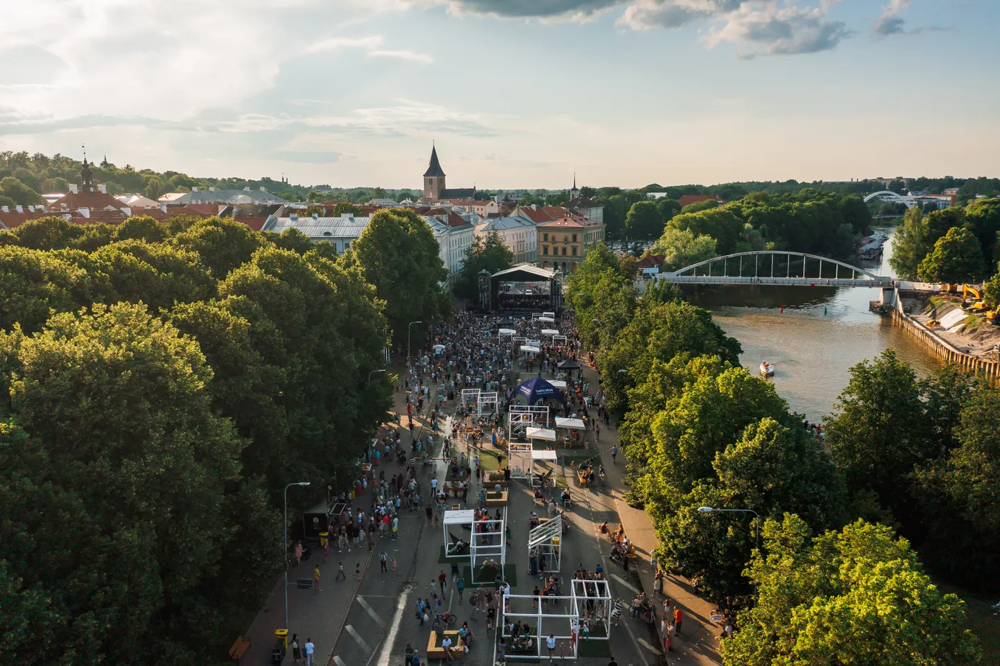 Mullu tõi Tartu linnapäeva galakontsert Autovabaduse puiesteele tuhandeid inimesi. Tartu 2024 suvepeo lava asub samas kohas.