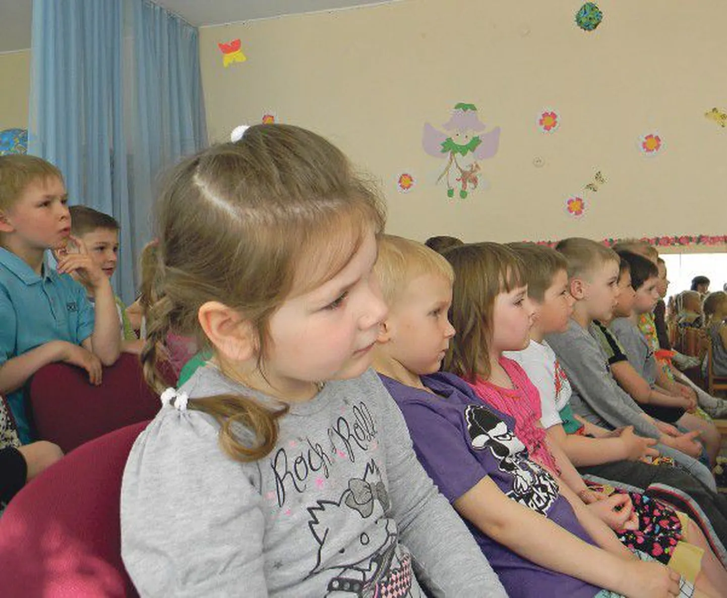 Пятилетней Анечке Федоровой (на переднем плане) из средней группы детского сада Sädemeke в спектакле теат­ра «Ильмарине» понравился и принц, и злодей.