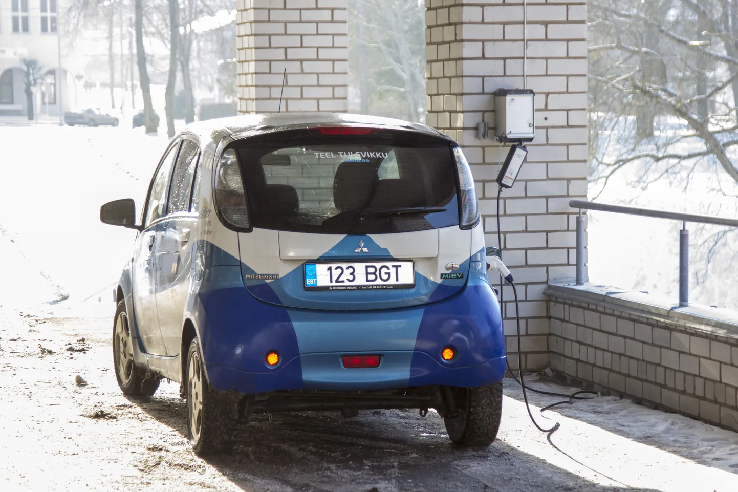 Mitsubishi i-MiEv elektriautod ilmusid kohalike omavalitsuste ja riigiasutuste käsutusse 2012. aasta alguses Eesti elektrimobiilsuse programmiga, mille eesmärk oli kiirendada keskkonnasõbralike sõidukite levikut.