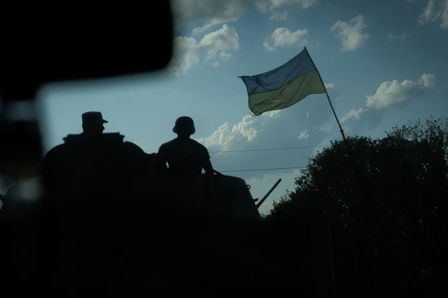 15. mai 2023. Soomuk Donbassis maanteel. Ukraina sõdurid.
