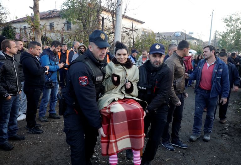 Albaania päästetöötajad kandmas Thumanes maavärinas kannatada saanud naist