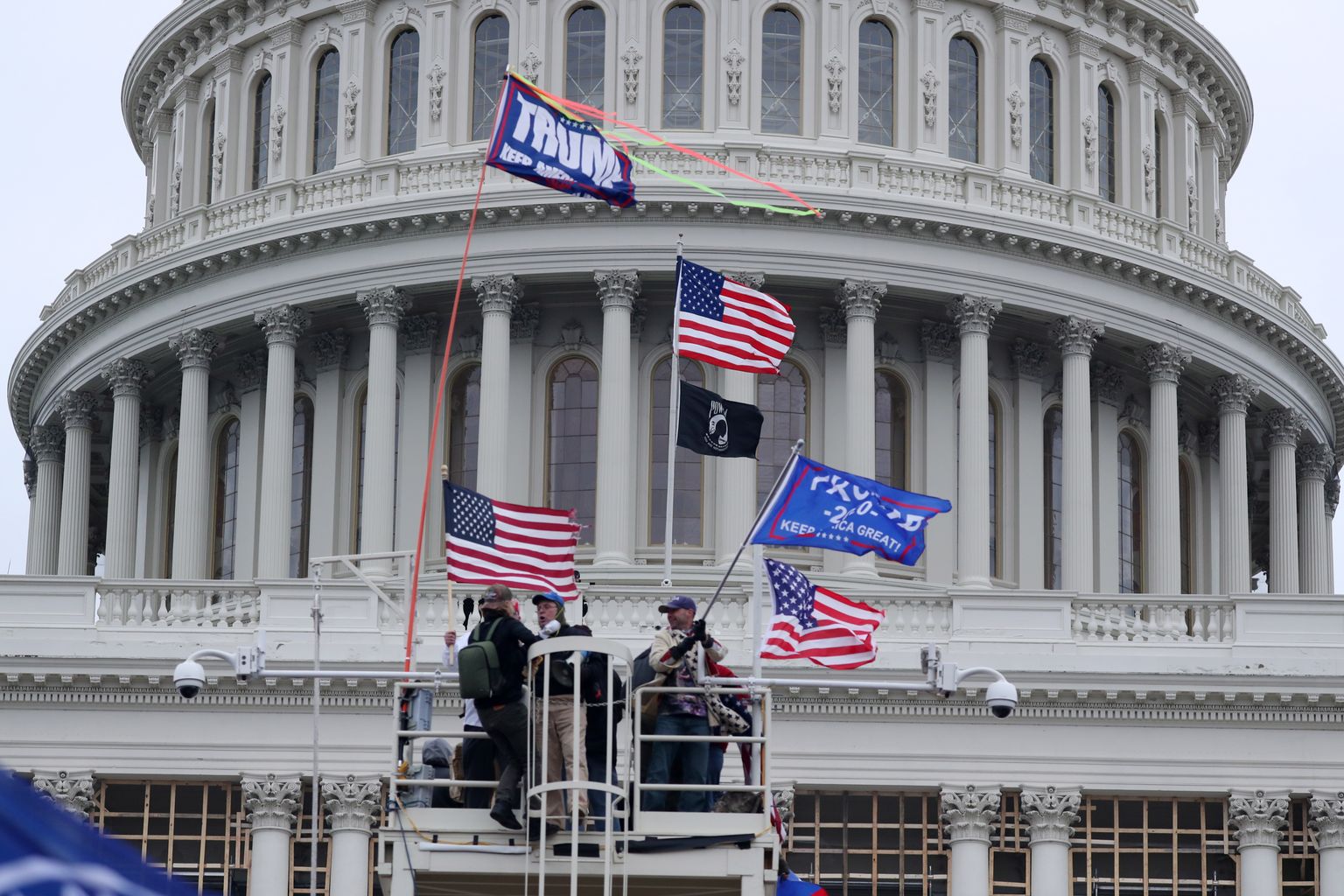 Vairāki simti toreizējā ASV prezidenta Donalda Trampa atbalstītāju 6.janvārī Vašingtonā iebruka Kapitolijā, kad tur bija sapulcējies Kongress, lai oficiāli apstiprinātu demokrāta Džo Baidena uzvaru prezidenta vēlēšanās.