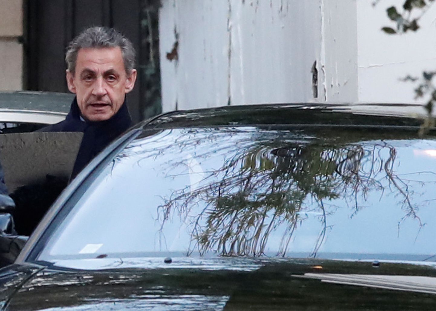 Nicolas Sarkozy kuulamisele saabumas.
