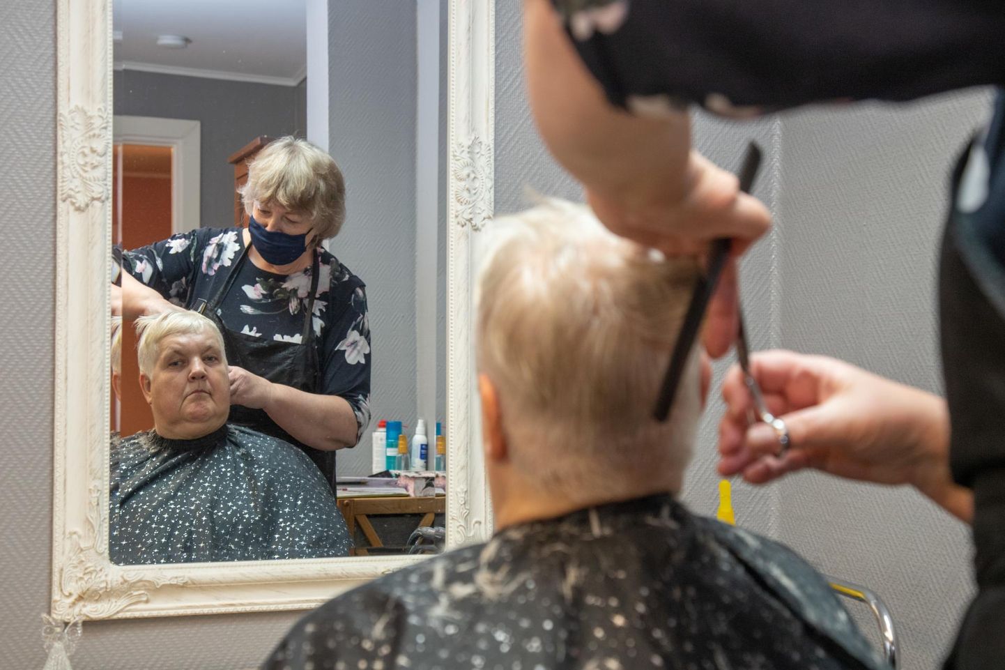 Mustla juuksur Inga Kravets soovis teha head ning lõikas seetõttu kolmapäeval pensionäridel juukseid tasuta.