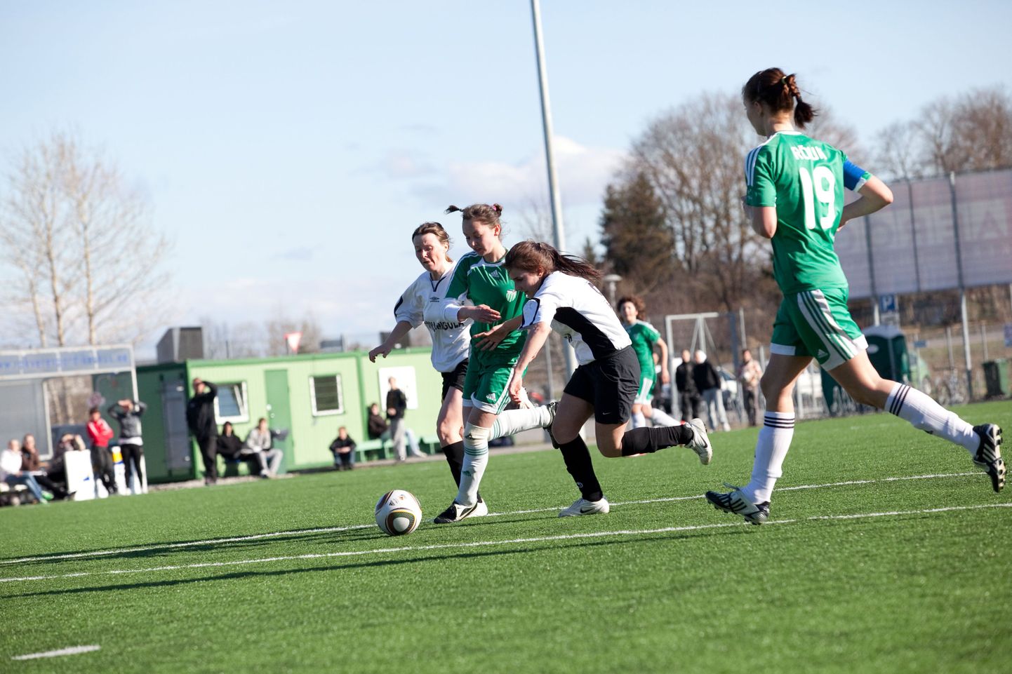Rakvere FC Flora naiskond (valgetes särkides) Tallinna FC Levadia vastu mängimas