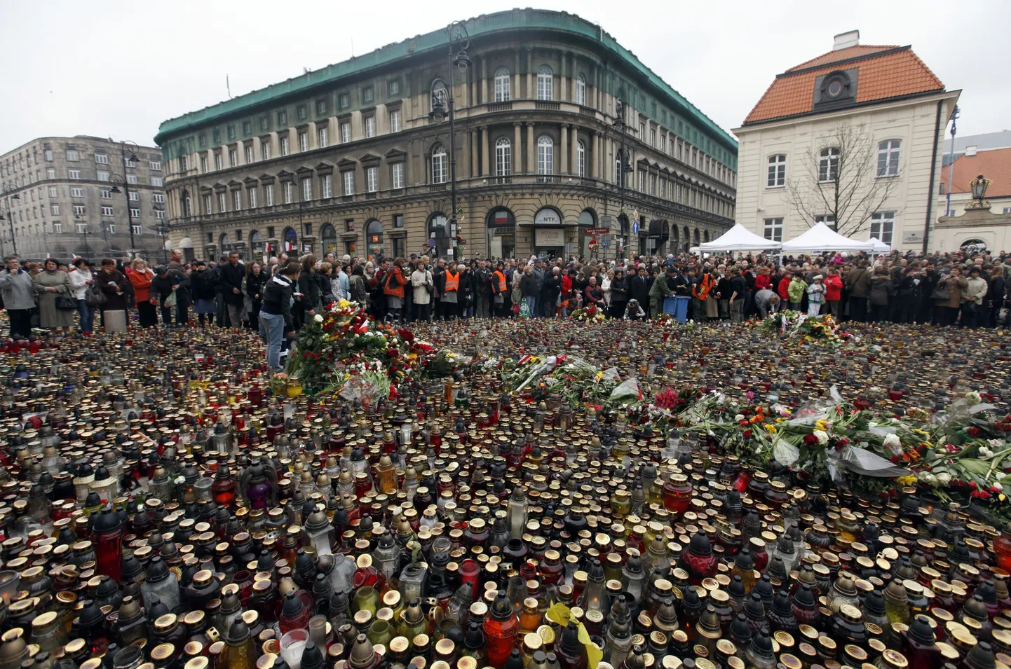 Цветы и свечи перед президентским дворцом в Варшаве.