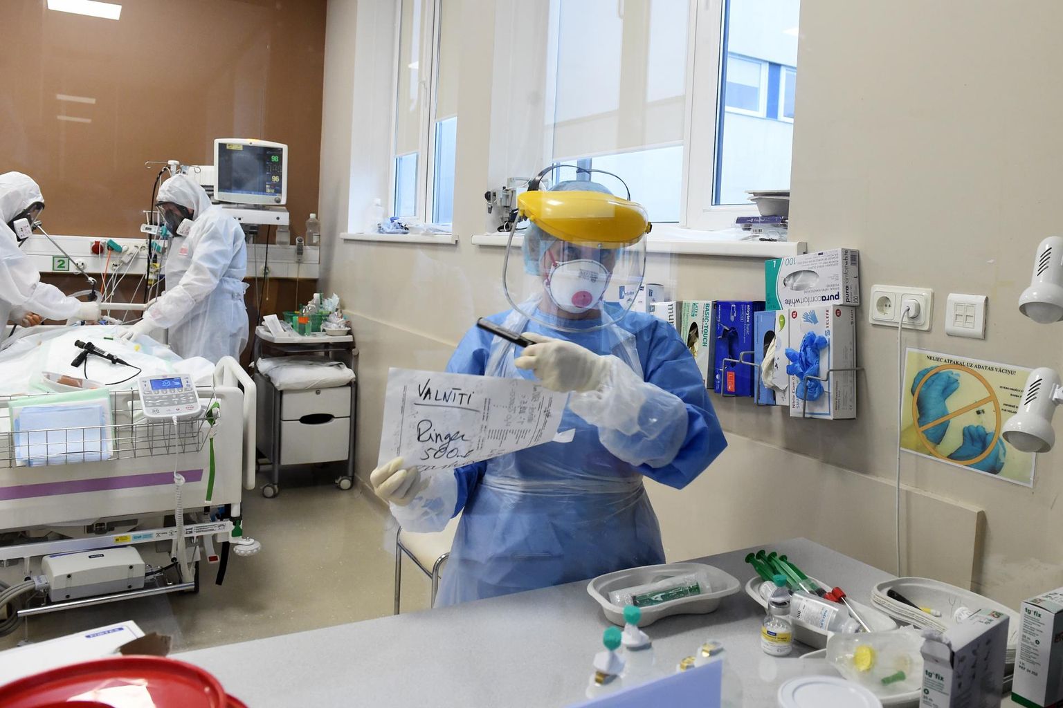 Ida-Riia kliinilise ülikoolihaigla Covid-19 osakonna töötajad patsiente abistamas. Enam kui veerand uutest kroonaviirusega nakatumistest registreeritakse Riias, kuid haiglates on olukord kõige keerulisem Balvis ja Gulbenes. 