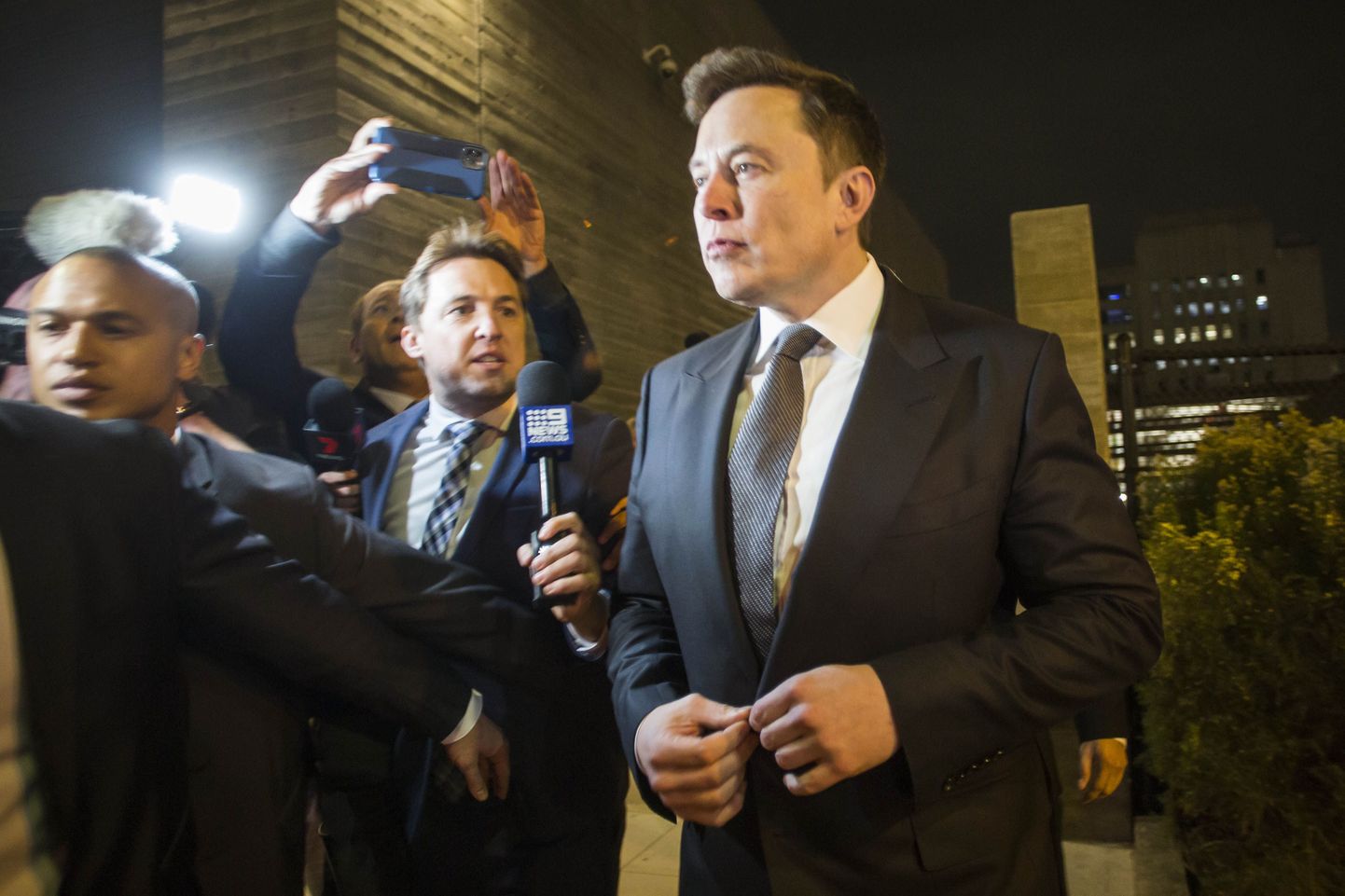 Elon Musk ajakirjanike ees 3. detsembril 2019 pärast Los Angelese kohtust lahkumist