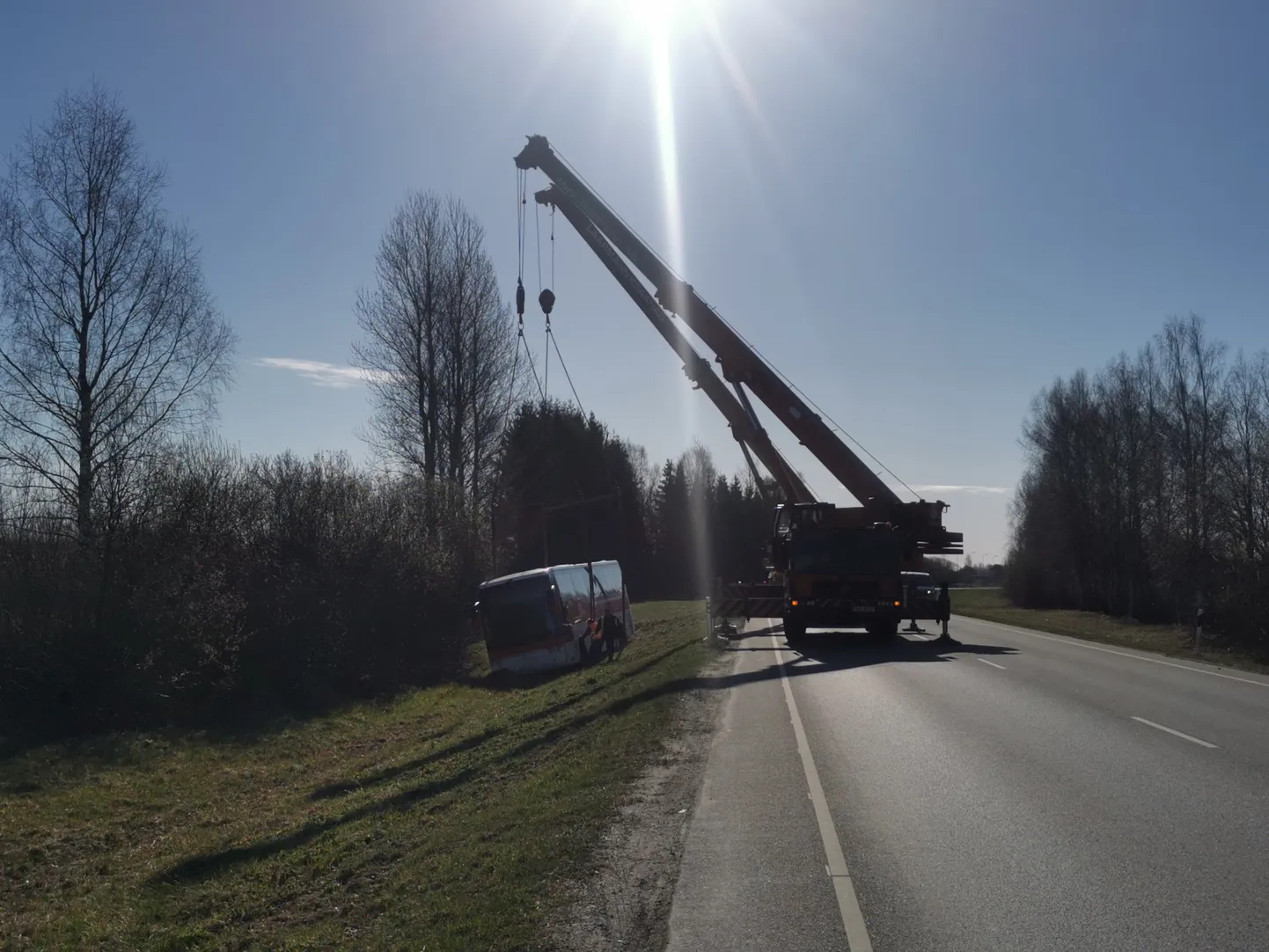 Buss tõsteti kraavist välja kraanaga.