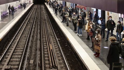 Серия нападений в парижском метро: три женщины получили ножевые ранения