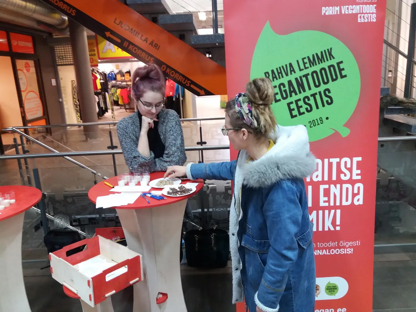 Ajakirja Vegan peatoimetaja Anett Rannamets pakkus Rakveres Kroonikeskuses leti taga huvilistele head-paremat. Tema hinnangul sirutus käsi kõige sagedamini šokolaadi järele.