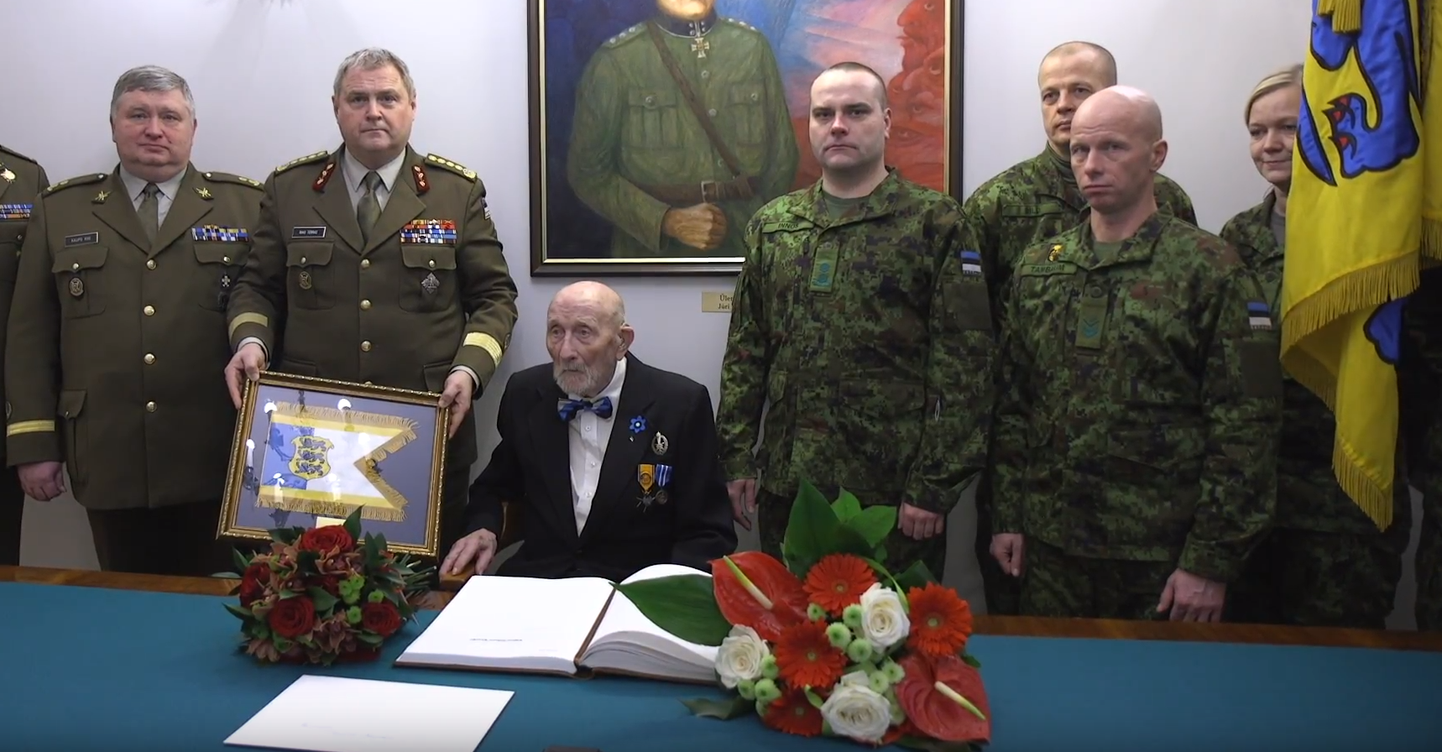 Raua tänava lahingu veteran sai neli aastat tagasi Riho Terraselt oma 100ndal sünnipäeval kaitseväe juhataja lipu.