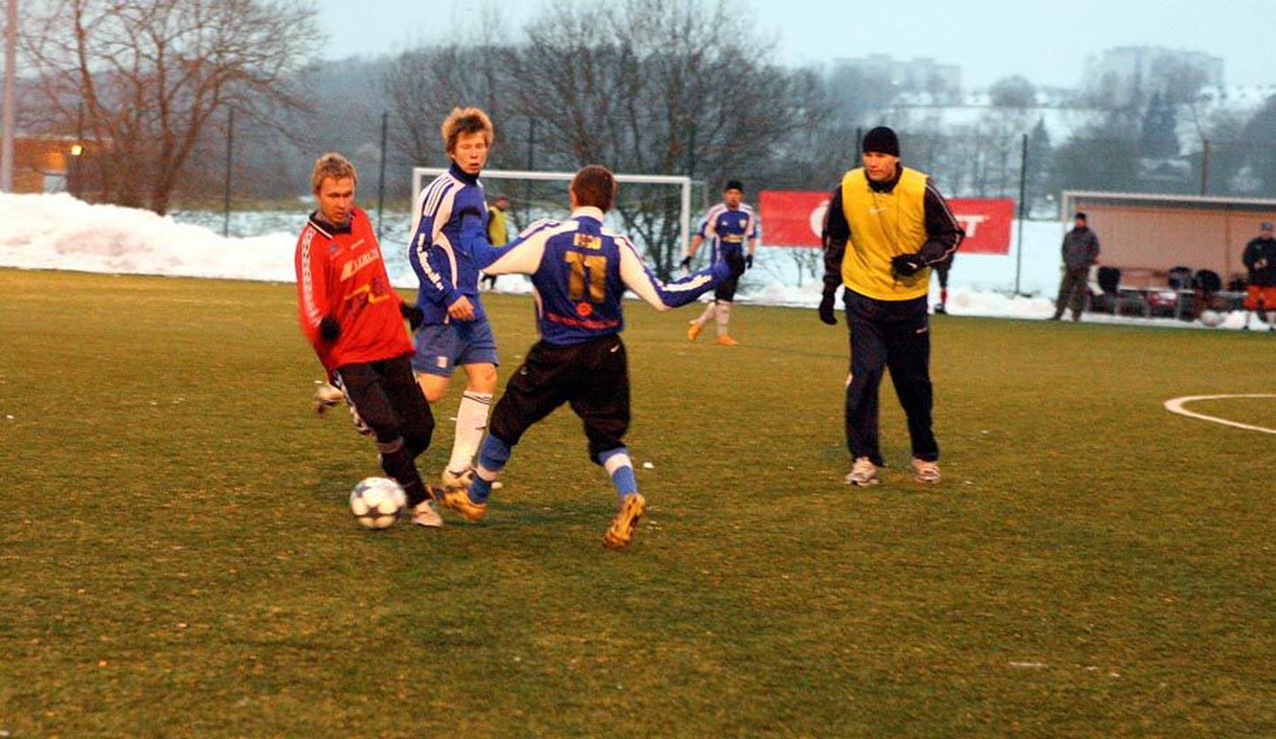 Tänavusel jalgpallihooajal on kolm Viljandimaa amatöörmeeskonda koondunud teise liiga Lõuna gruppi. Homme peavad Viljandis esimese mängu FC Tarvastu ja Viljandi JK Kotkad.