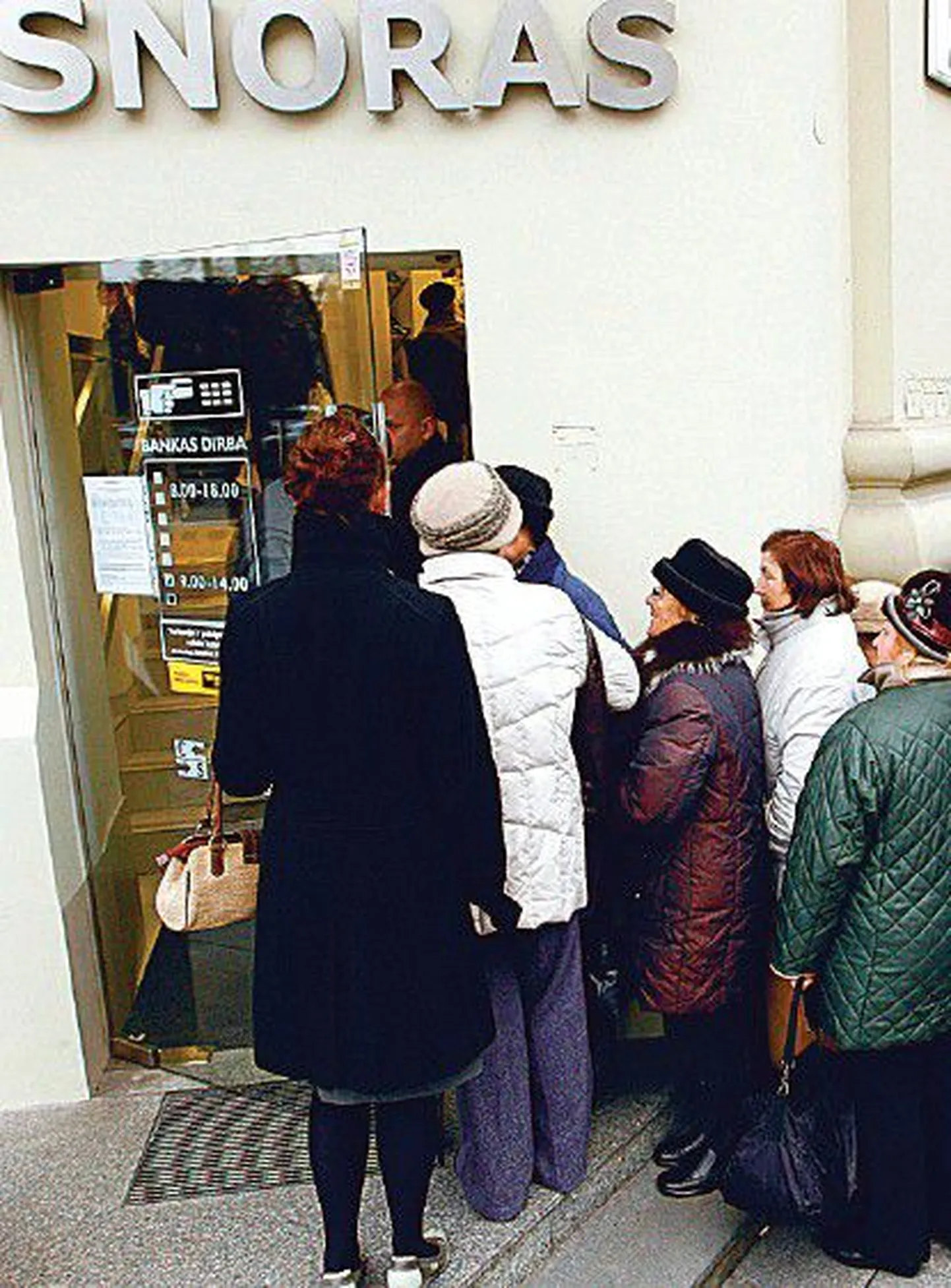 Банкротство банка Snoras в ноябре прошлого года вызвало панику среди клиентов. На фото: одна из контор банка в Вильнюсе.
