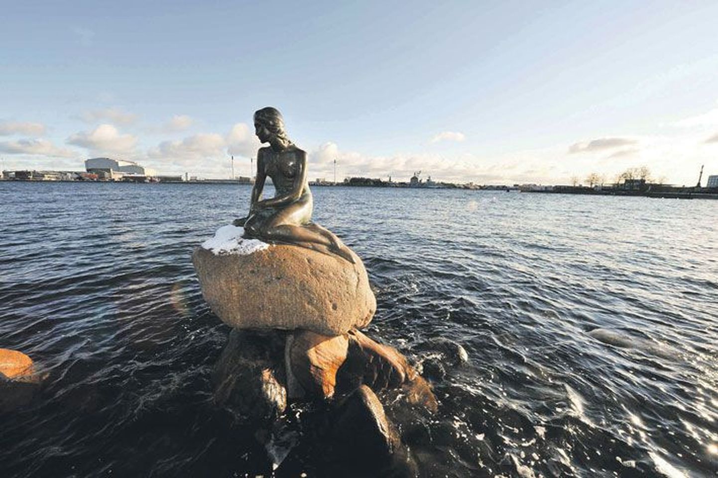 Edward Erikseni loodud kuju «Väike merineitsi» Kopenhaageni sadamas Langelinie pargis.