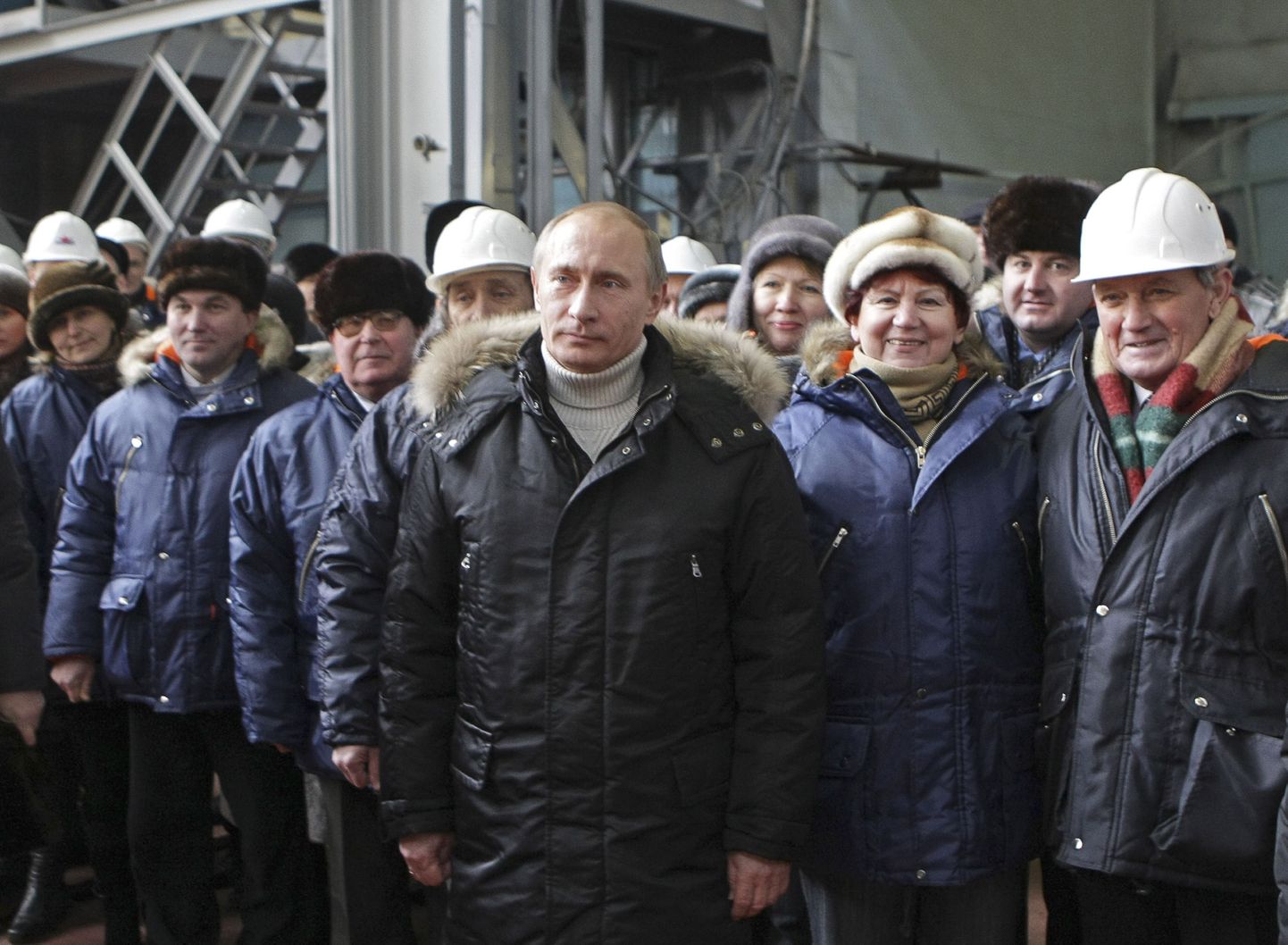 Премьер-министр России Владимир Путин позирует во время церемонии открытия нефтепровода.