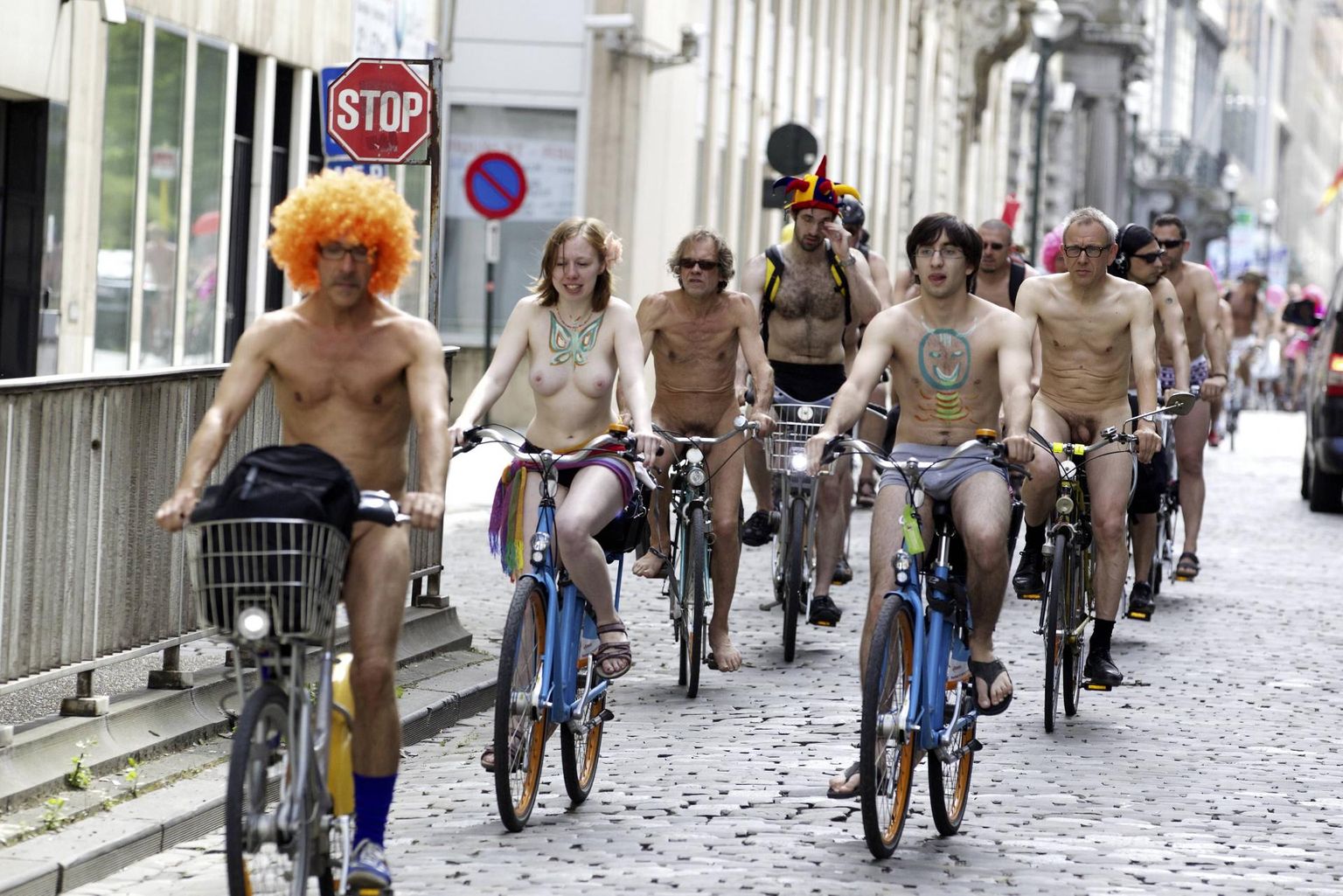 Euroopa linnades juunis peetav auto- ja naftasõltuvuse vastane alasti jalgrattaga sõitmise päev on osa viimaste aastatega toetust kogunud kliimaliikumisest.