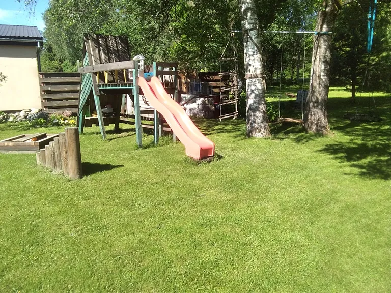 Mänguväljaku tegi valmis kuldsete kätega isa.