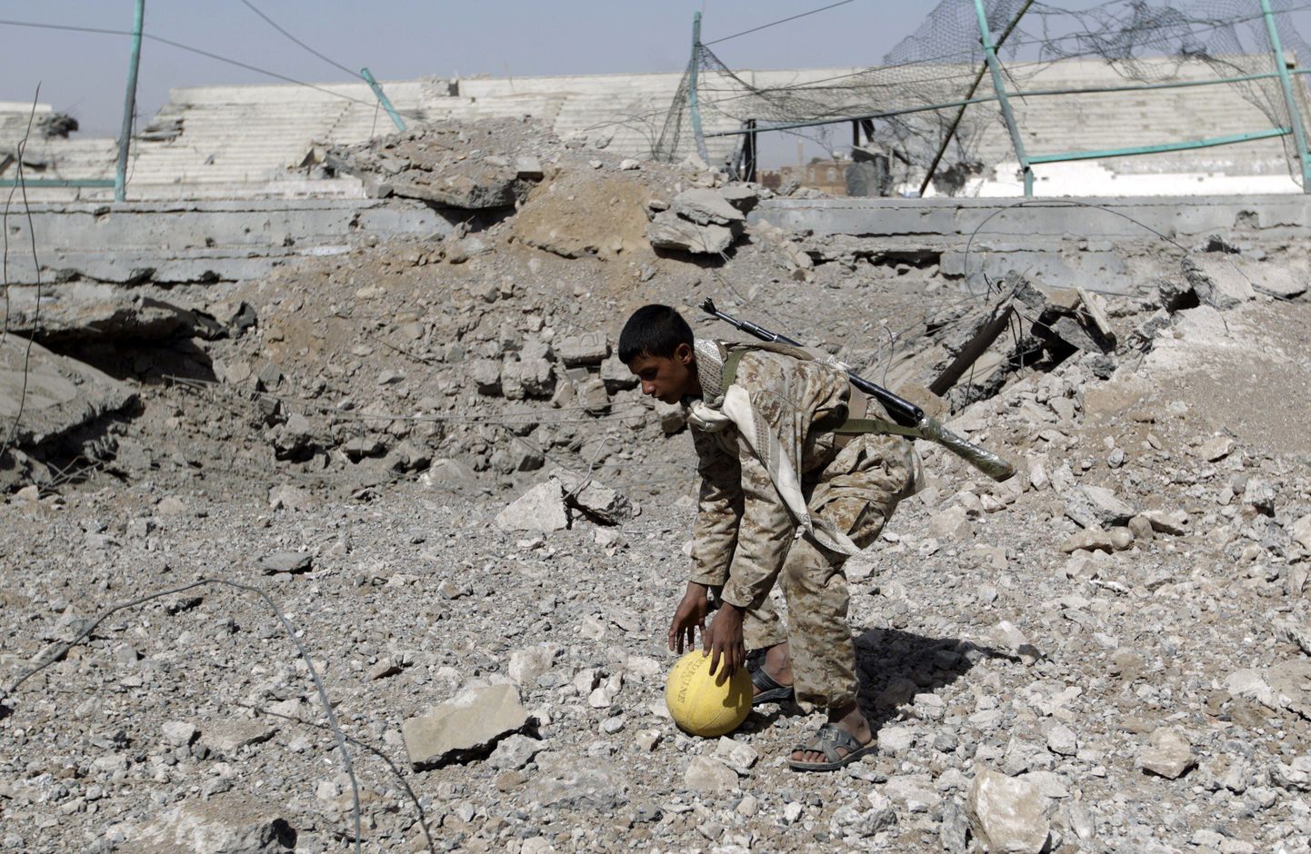 Huthi võitleja Sanaa lennujaama ümbruses pärast õhurünnakut piirkonnale.