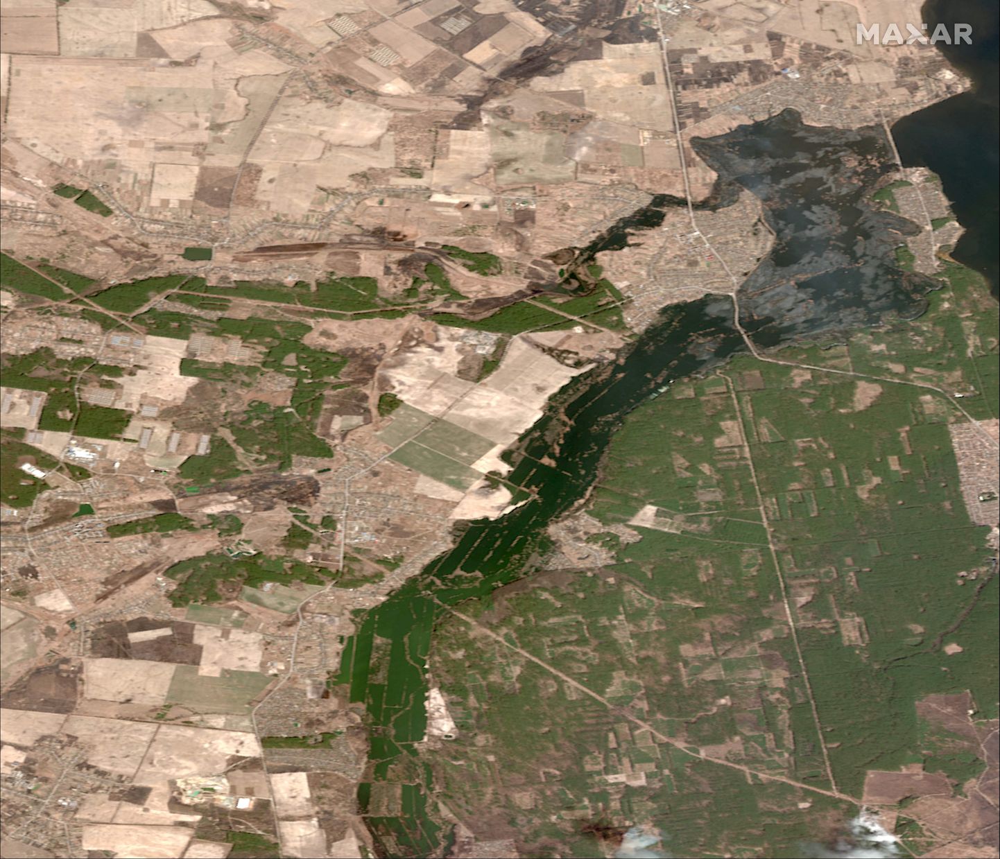 С помощью спутниковых снимков можно отслеживать изменения в землепользовании и плодородие сельскохозяйственных земель. На спутниковом иллюстративном снимке видны затопленные поля Украины.