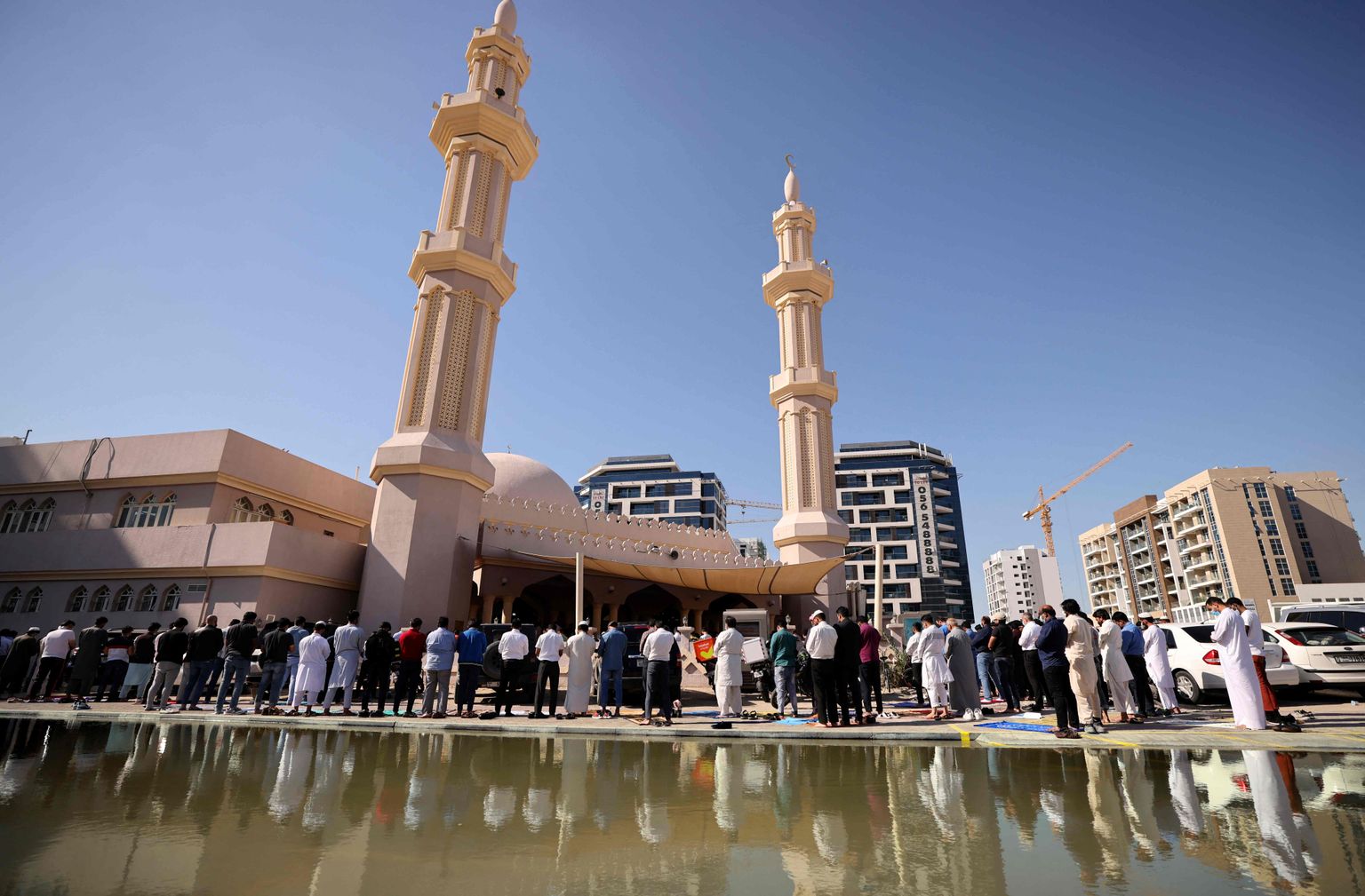 Töötavad moslemid Dubais reedese palvuse ajal 7. jaanuar 2022.