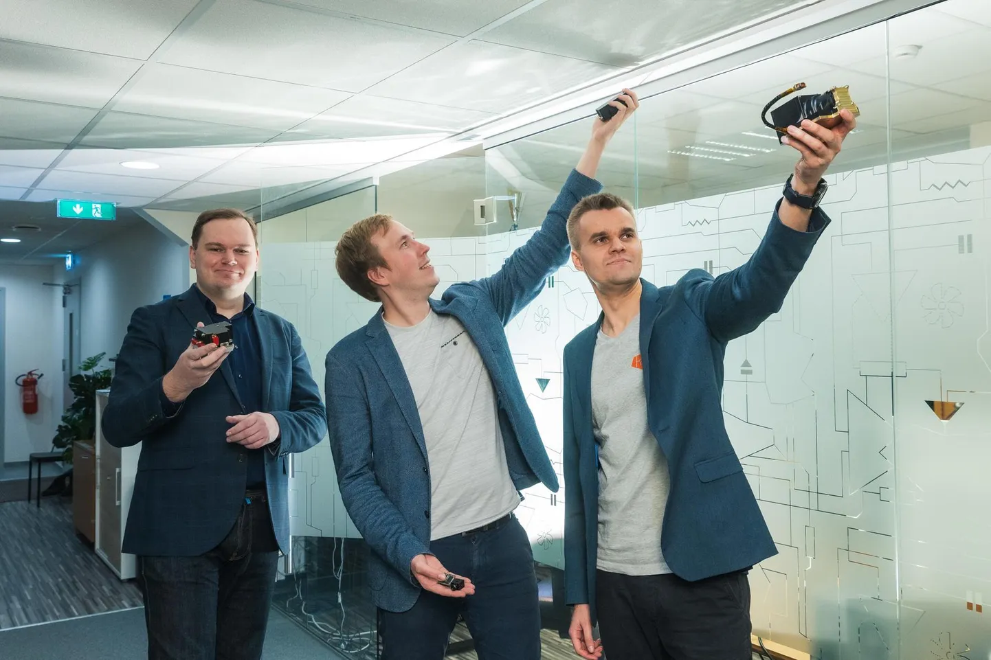 Vasakult Mihkel Pajusalu (Tartu observatoorium), Jaan Viru (Crystalspace), Jaan Hendrik Murumets (Krakul) ja kaameramudelid, mis on aluseks Kuule saadetava kaamera arendamisel.