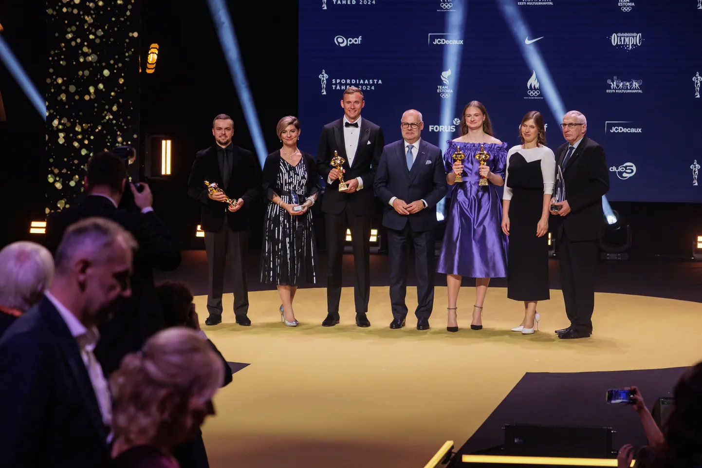 Tänavuse spordiaasta parimad poseerimas koos presidendite Alar Karise ja Kersti Kaljulaidiga.