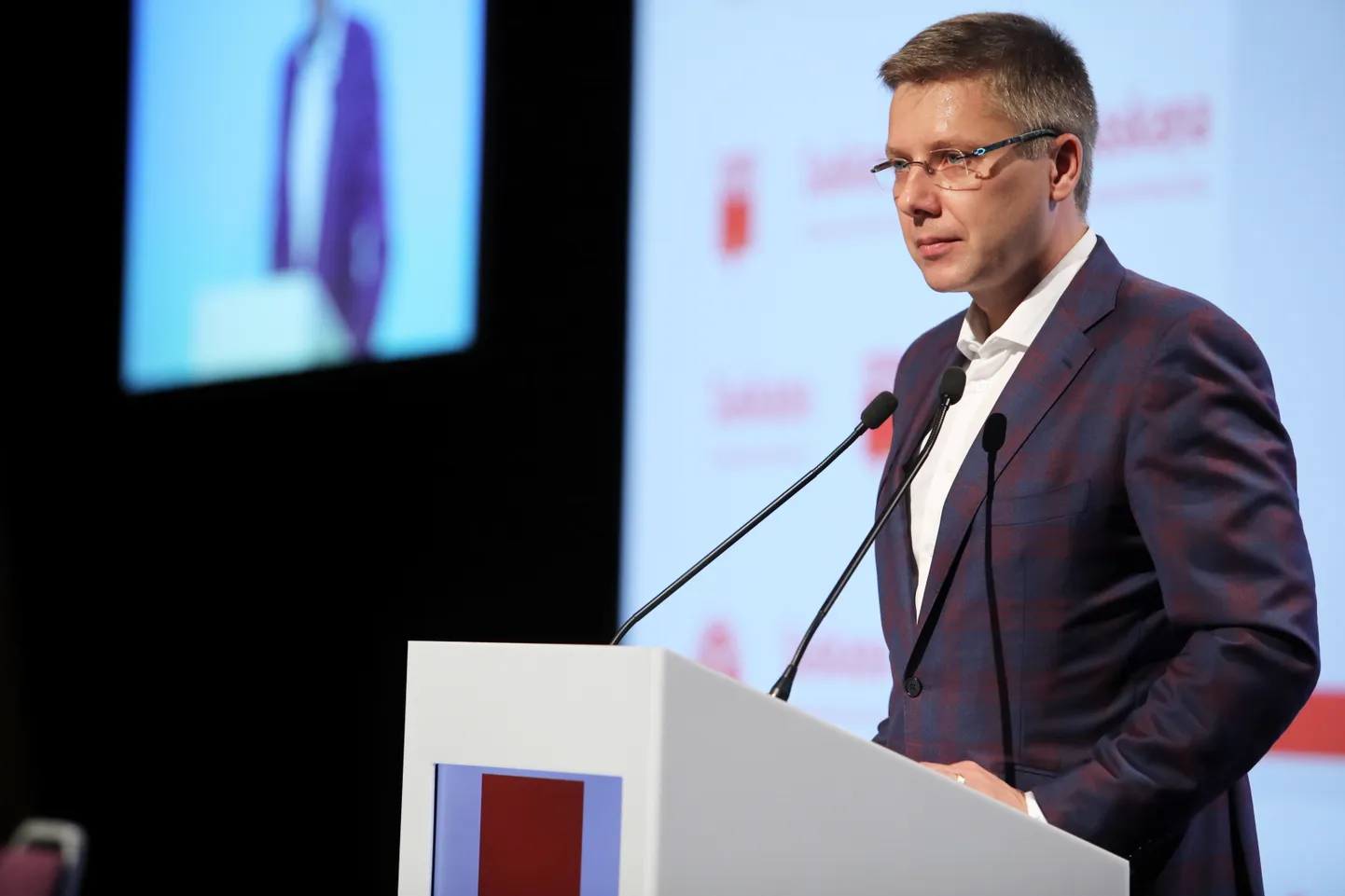 Eiropas Parlamenta deputāts Nils Ušakovs uzrunā klātesošos partijas "Saskaņa" kongresā.