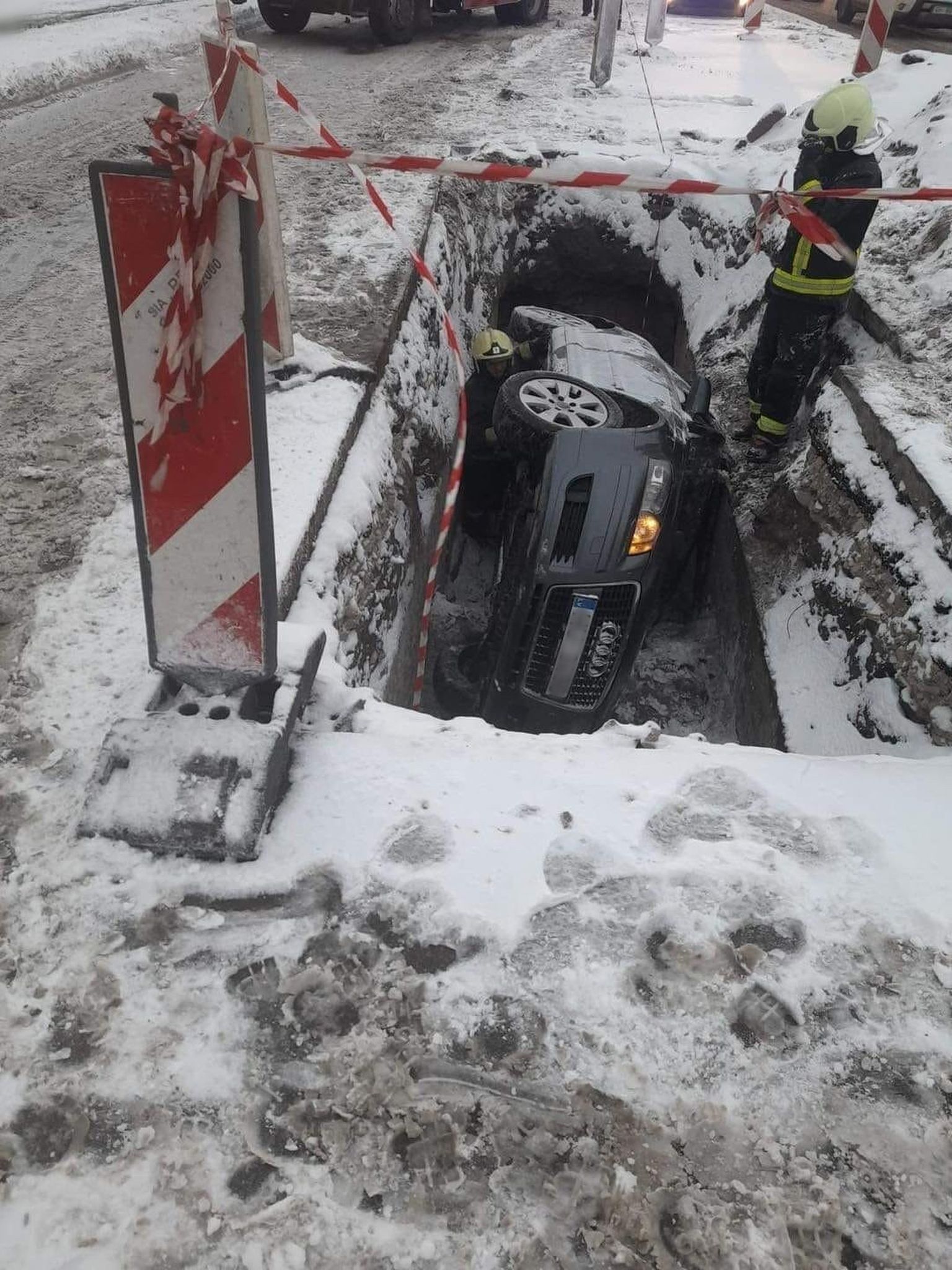 Neizbraucamā Rīga: Mūkusalas ielā auto iebrauc remontbedrē