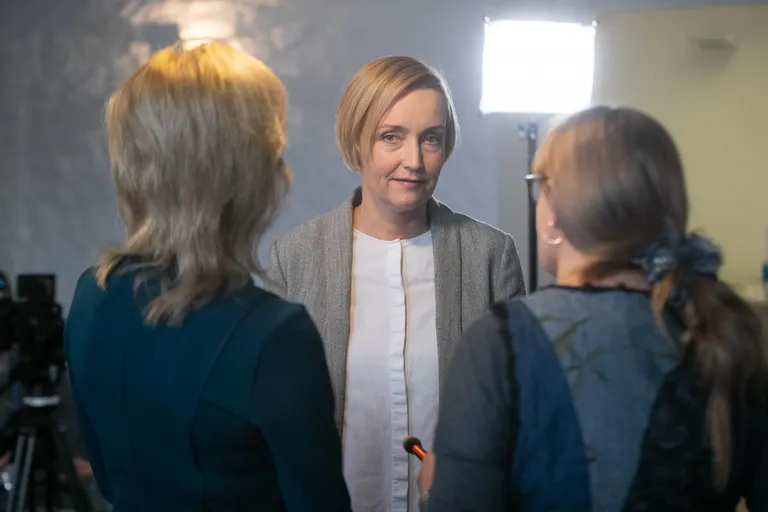 Kristina Kallas eile vahetult enne Postimehele intervjuu andmist koos teda usutlenud Vilja Kiisleri (vasakul) ja jumestajaga.