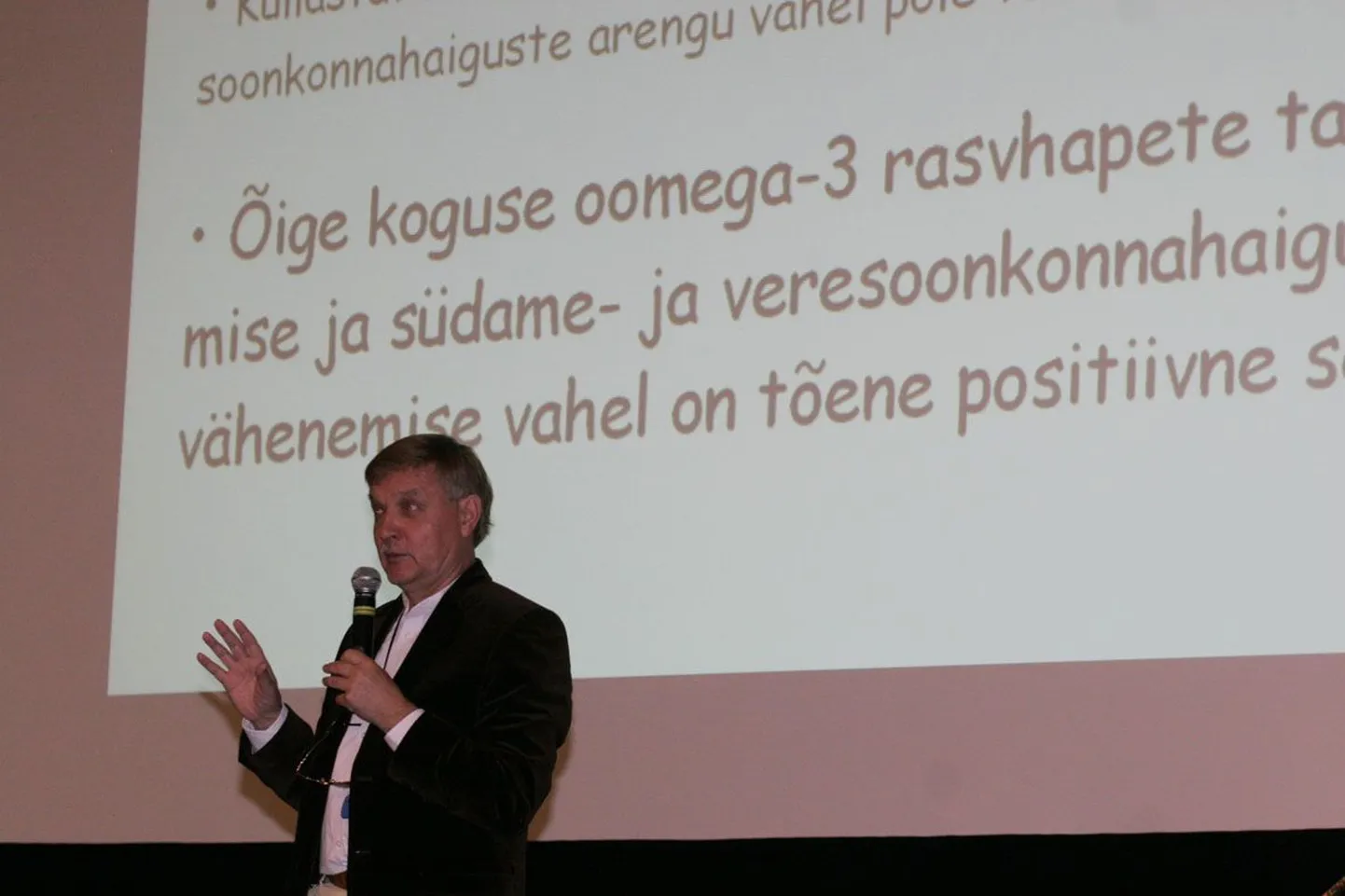 Oma loengus viitas professor Mihkel Zilmer viimasel 20 aastal tehtud uuringutele, mis kinnitavad, et küllastunud rasvhapete tarbimise ning südame- ja veresoonkonnahaiguste arengu vahel pole tõest seost, samas on positiivne seos õige koguse oomega-3 rasvhapete tarbimise ja nimetatud haiguste vähenemise vahel.