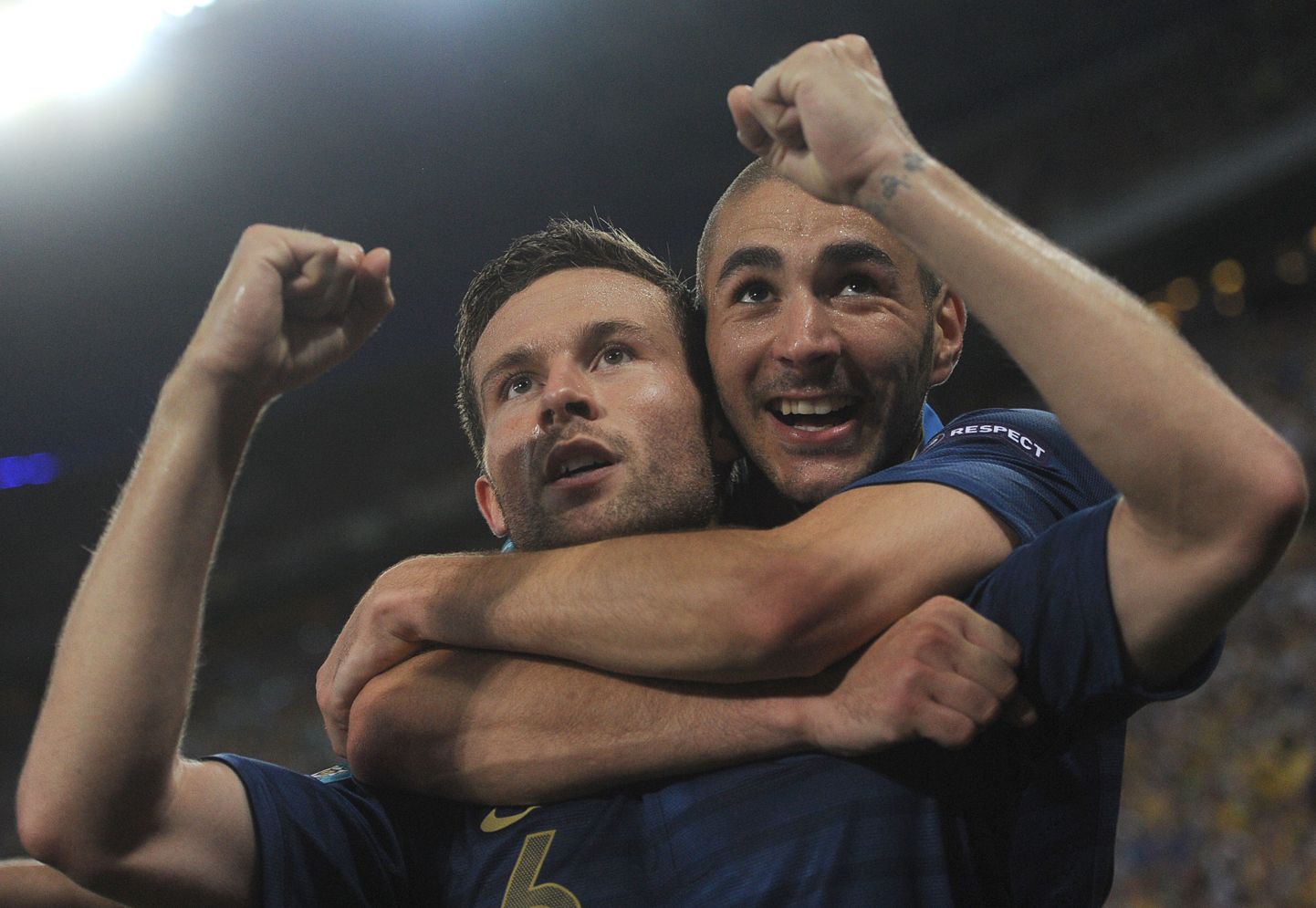 Yohan Cabaye ja Karim Benzema väravat tähistamas