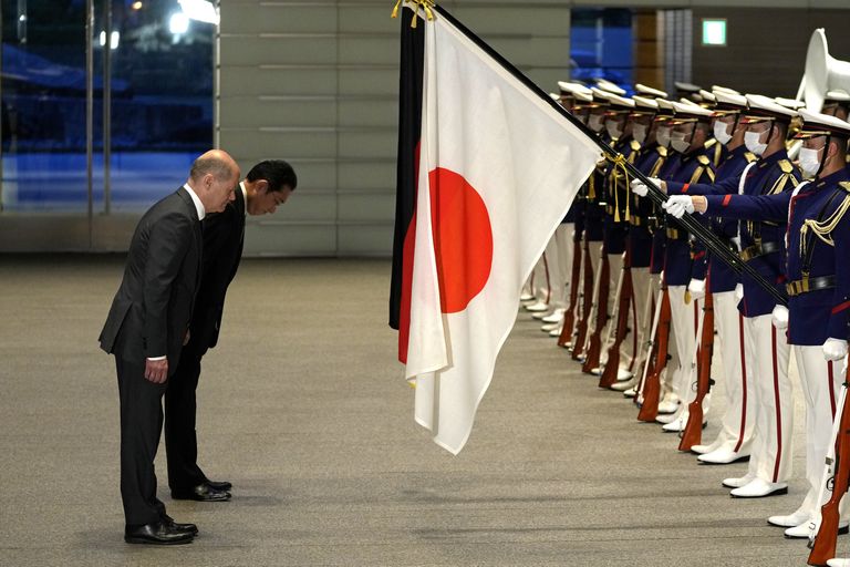 Saksa kantsler Olaf Scholz ja Jaapani ametivend Fumio Kishida 28. märtsil 2022 Tokyos kummardumas.