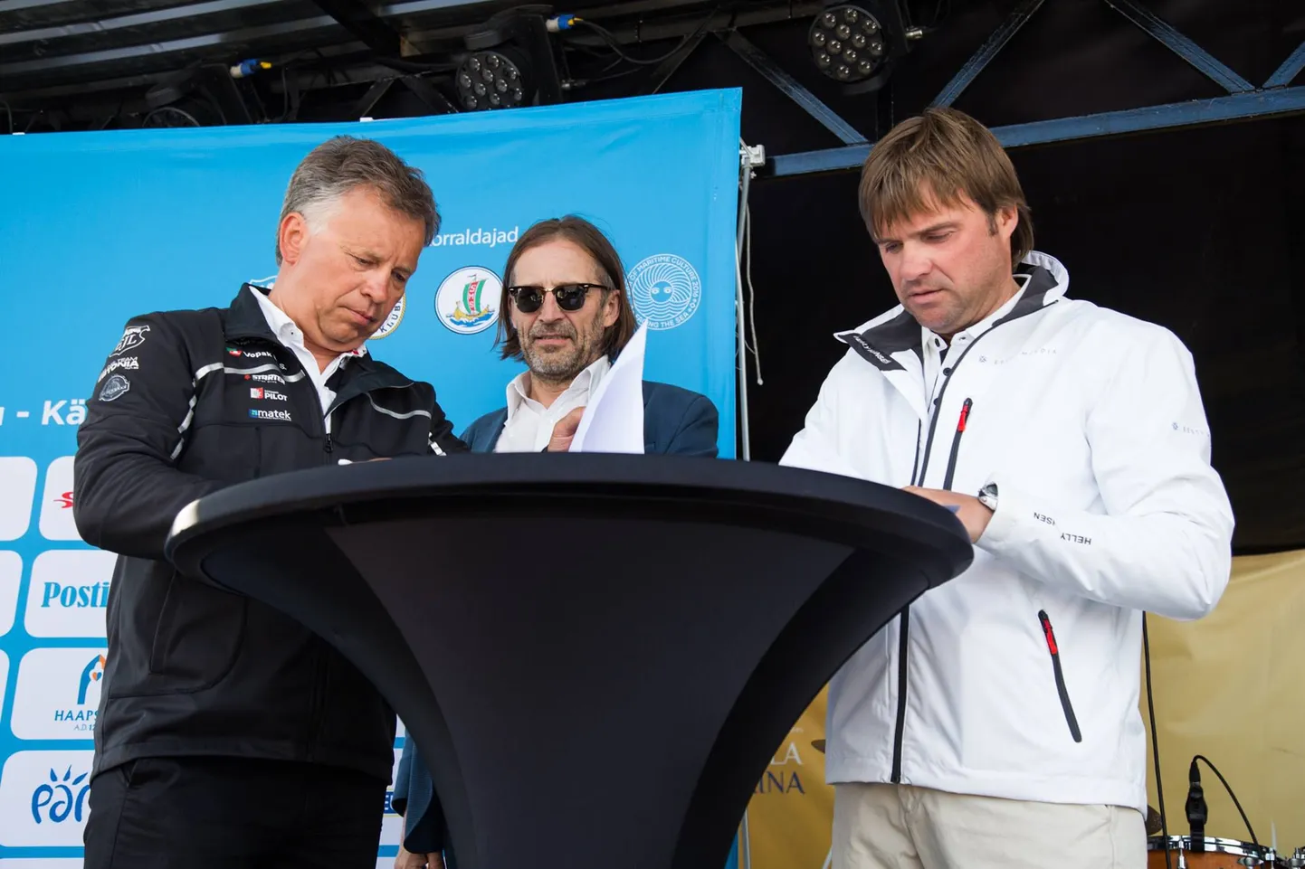 Egon Elstein ja Sven Nuutmann koostöölepet allkirjastamas