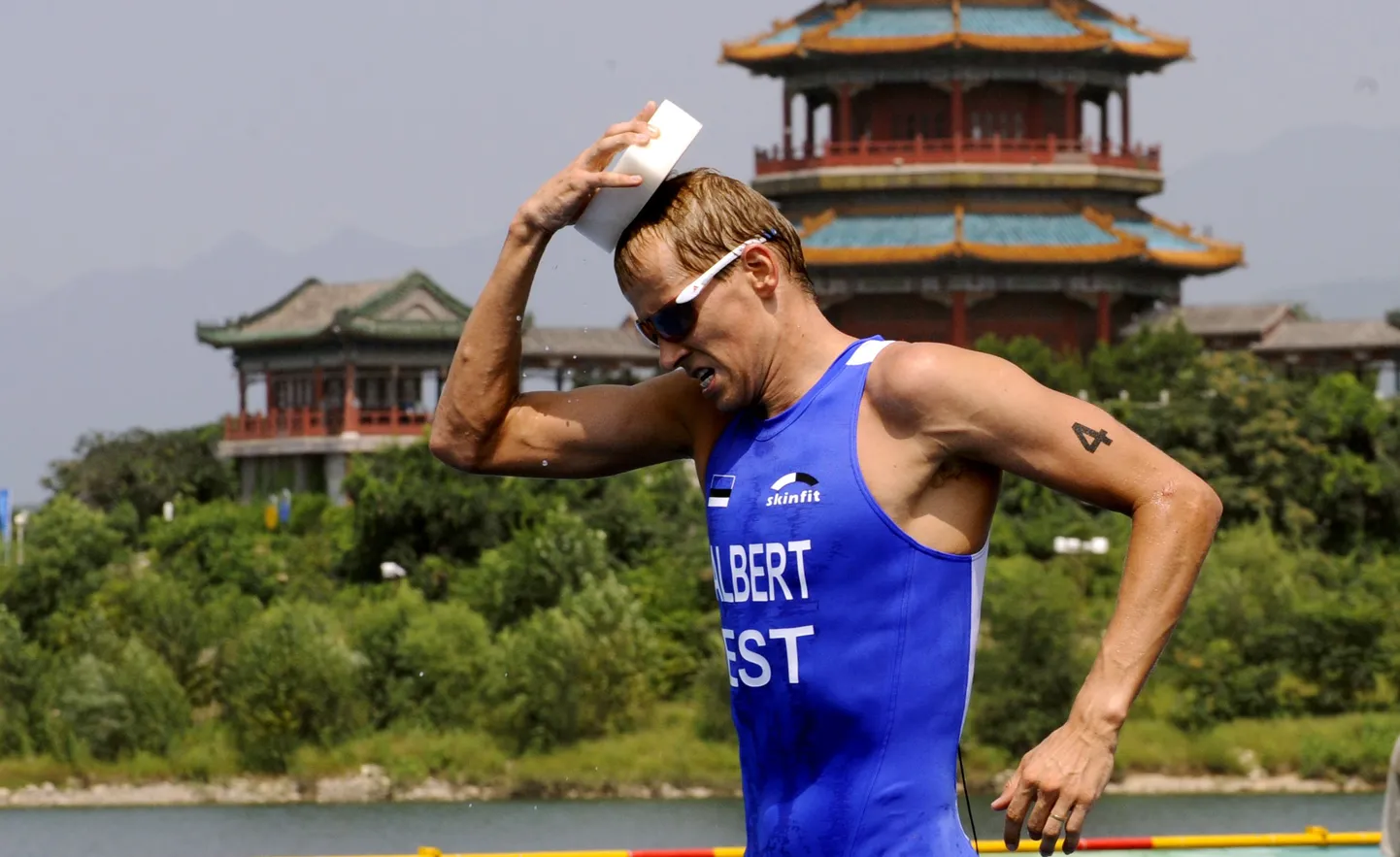 Marko Albert võitlemas Pekingi olümpia meeste triatloni jooksudistantsil.