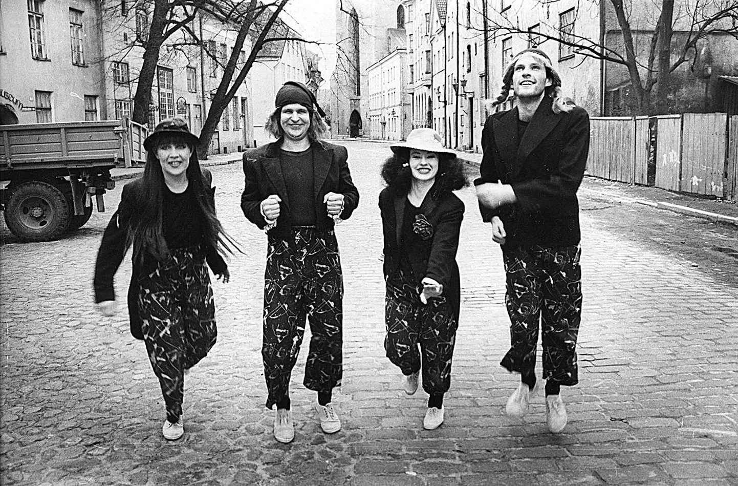 VAT Teatri lavastus «Abraka-Tabra» valmis rühmatööna 1992. aastal. Fotol Marika Vaarik, Rein Kirss, Tiina Rebane ja Aarne Mägi.