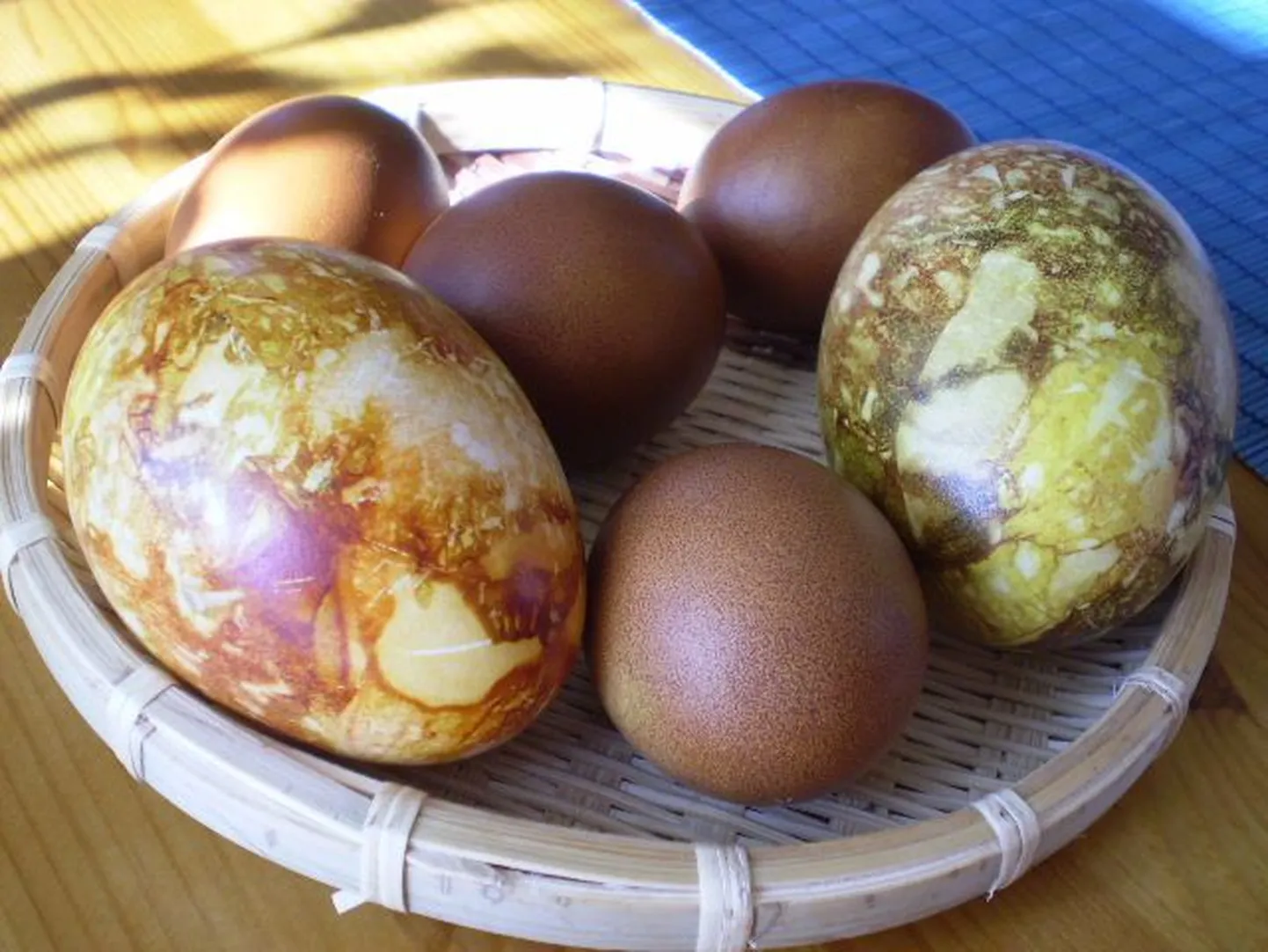 Munad värvis Andrus Koovit. Suured munad on hane ja väiksemad kana omad. Kõik värviandjad on looduslikud.