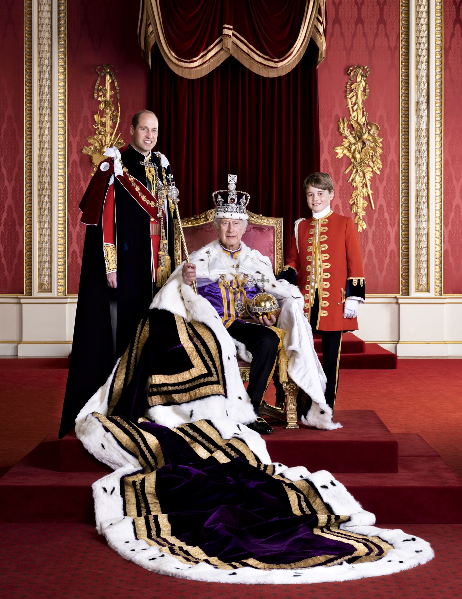 Briti kuningliku pere kolm põlvkonda: vasakul Walesi prints William, keskel kuningas Charles III ja paremal prints George