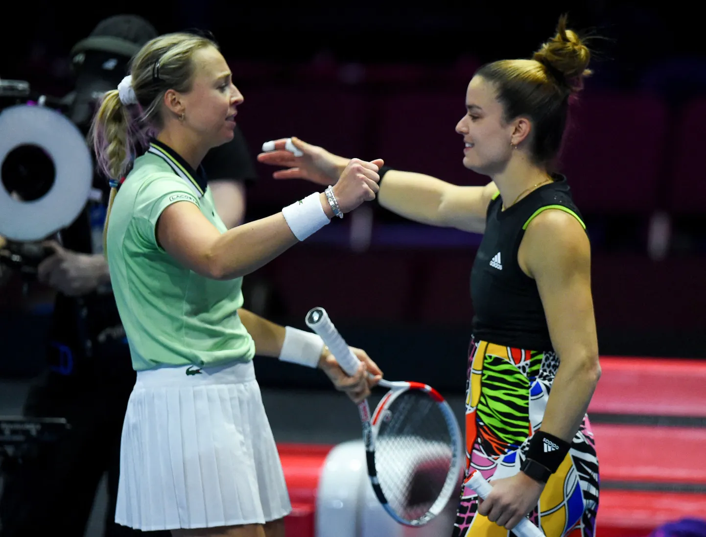 Anett Kontaveit (vasakul) ja Maria Sakkari.