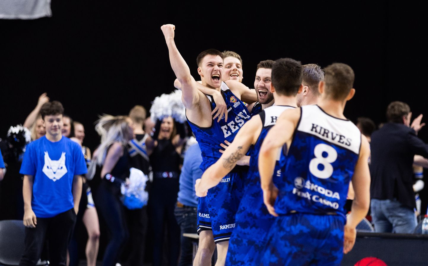 Eesti koondise mängijad võitu tähistamas.