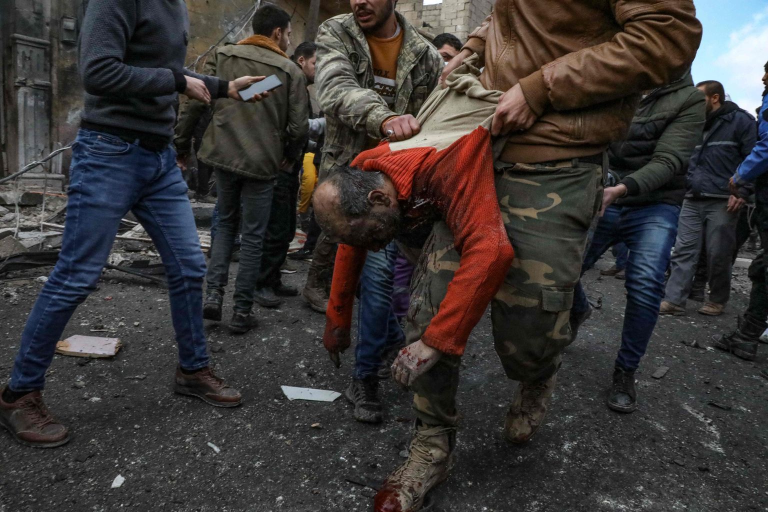 Süüria sõda. Tsiviilisikud Aleppo provintsi Azazi linnas plahvatusohvrit kandmas.