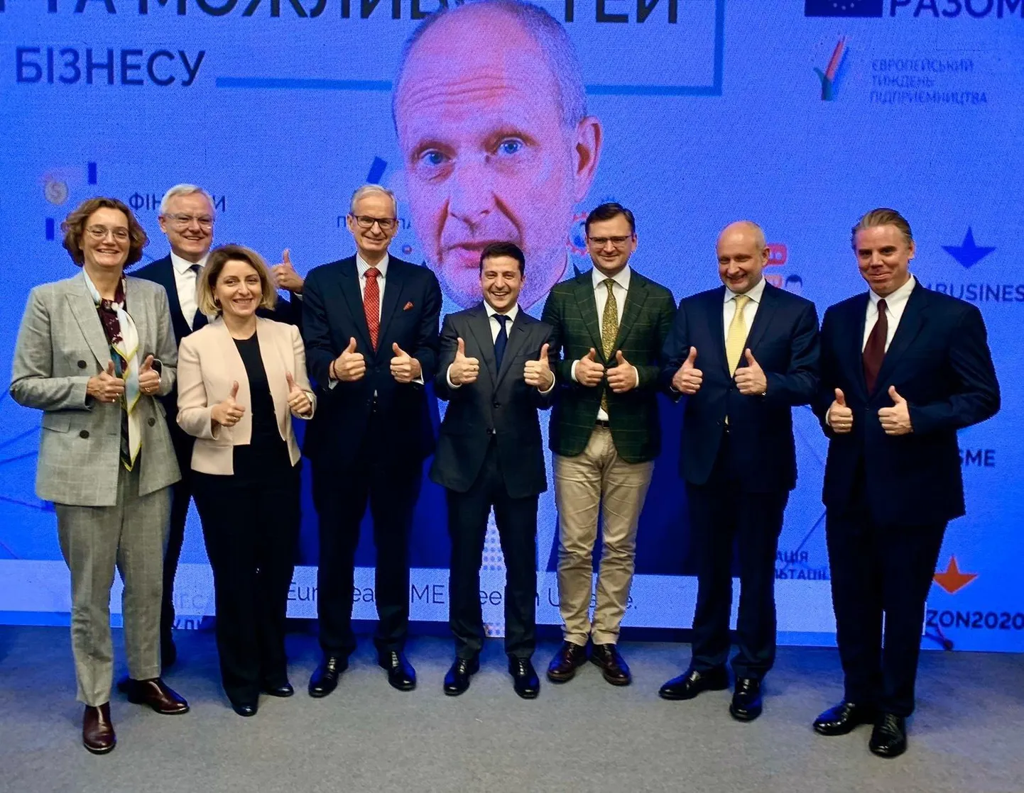 «Pole võimalik esindada midagi, mida sa ei tunne,» ütleb ELi esindaja Ukrainas Matti Maasikas (paremalt teine), kes asus sellesse ametisse 2019. aasta novembris, kui Volodõmõr Zelenskõi (vasakult viies) oli Ukraina presidendina töötanud pool aastat.