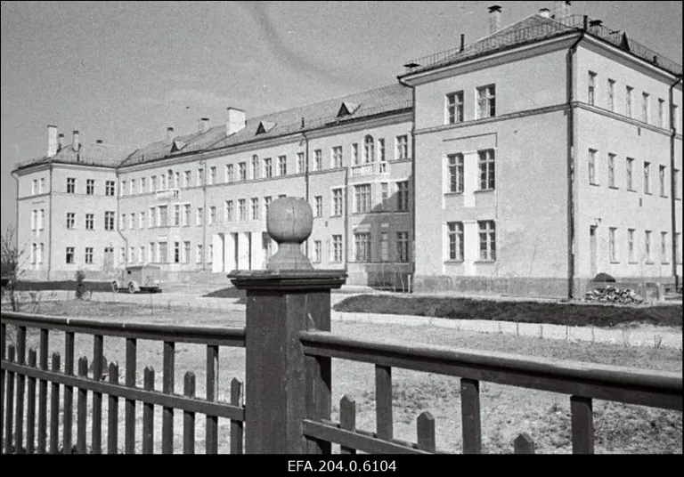 У ХОРОШЕГО РЕБЕНКА МНОГО ИМЕН: В построенном в 1953 году здании больницы имелось в общем 180 койко-мест: там были отделение физиотерапии, детское, родильное, гинекологическое и хирургическое отделения. Морг (а впоследствии аптека) и инфекционное отделение располагались в отдельных зданиях. Открытое в качестве районной больницы медицинское учреждение сначала называлось Кохтла-Ярвеской больницей №2. В 1982 году оно стало Кохтла-Ярвеской городской детской больницей, а в 1992 году - Йыхвиской детской больницей, в промежутке побывав еще Йыхвиской городской детской больницей и с 2002 года - ЦУ "Йыхвиская больница". В 2003 году было учреждено ТОО "Corrigo".