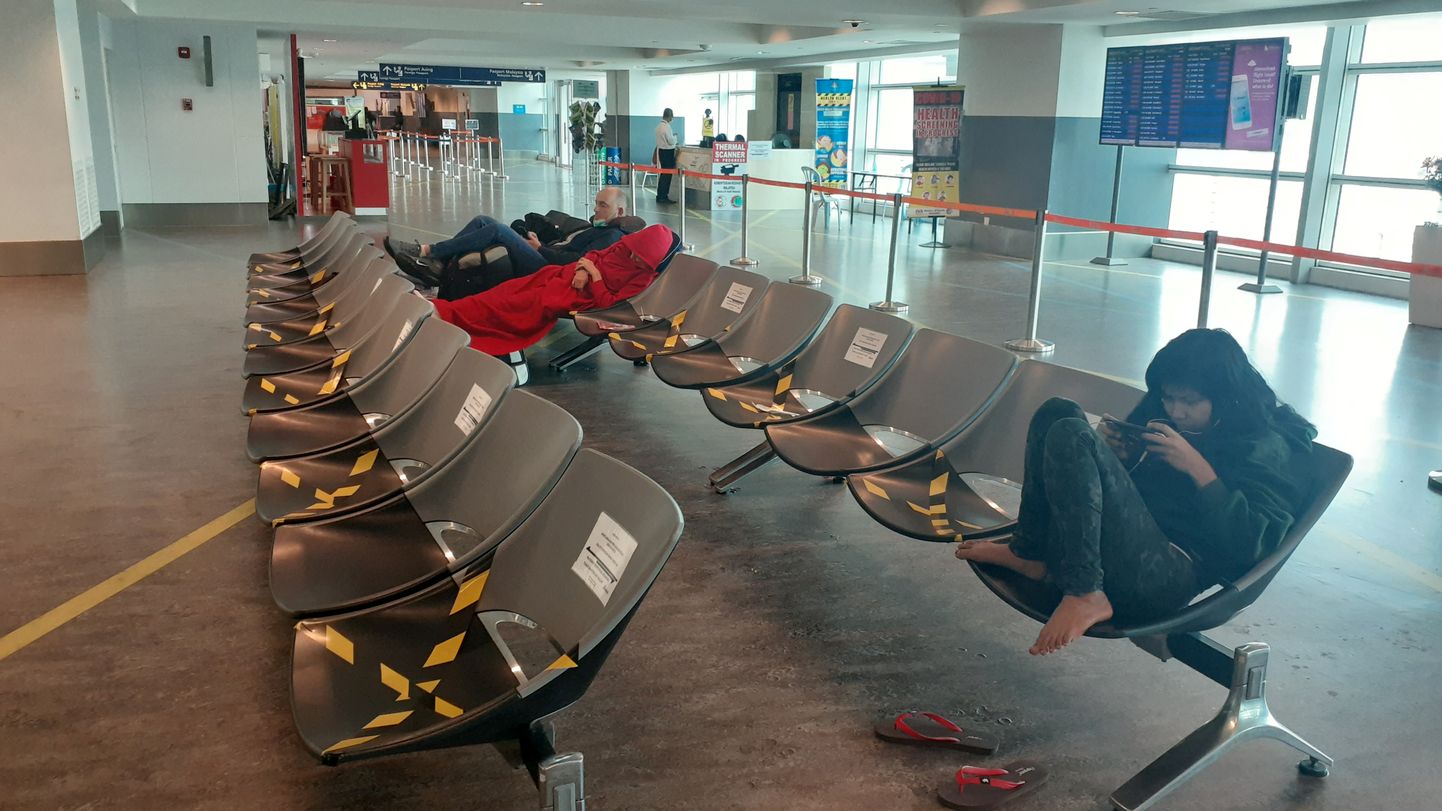 Kuala Lumpuri lennujaama lõksu jäänud turistid.