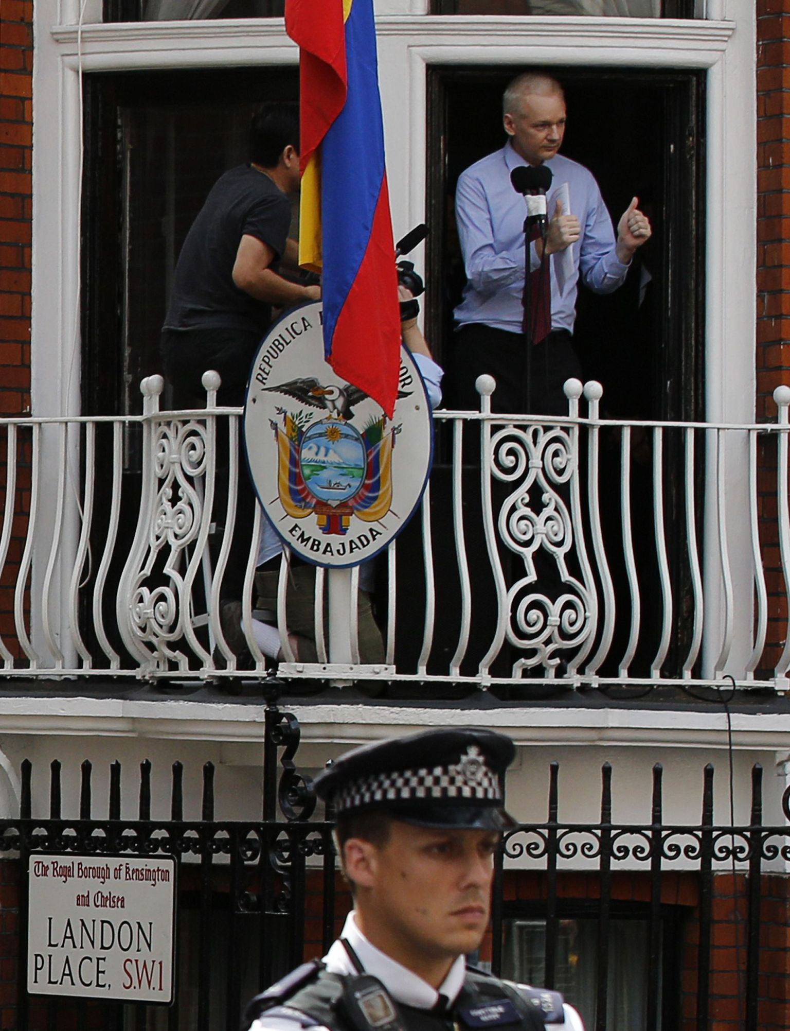 Julian Assange Londonis Ecuadori saatkonna rõdul