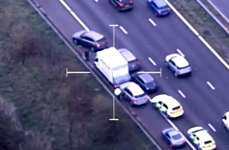 Turvakaamerate abiga tuvastati veoki asukoht ja seda hakati politseikopteri abiga jälitama. Politsei avas kaubiku ukse alles siis, kui kaubik ja sellele järgnenud sõiduauto olid turvalisse kohta suunatud. Kõik 29 kaubikust avastatud inimest olid illegaalsed sisserändajad, kes oskasid inglise keelt vähe või üldse mitte.