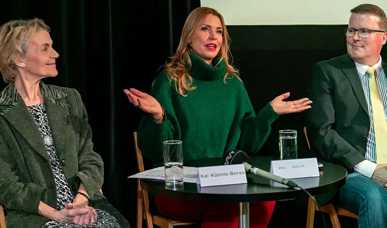 Vahetas kasuka rohelise kampsuni vastu. Õhtulehe senine meelelahutusjakirjanik Anu Saagim Roheliste pressikonverentsil teatamas kandideerimisest riigikogu valimistel.